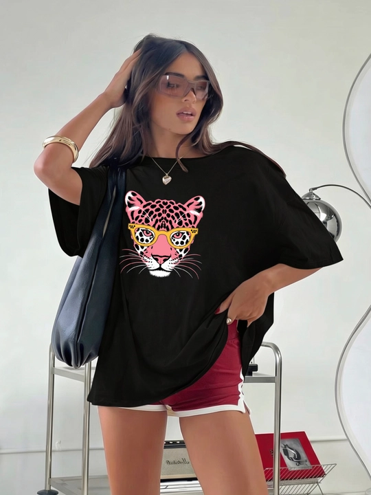 Miconic qora oversayz futbolka, ko‘zoynakli pushti leopard tasvirli print bilan