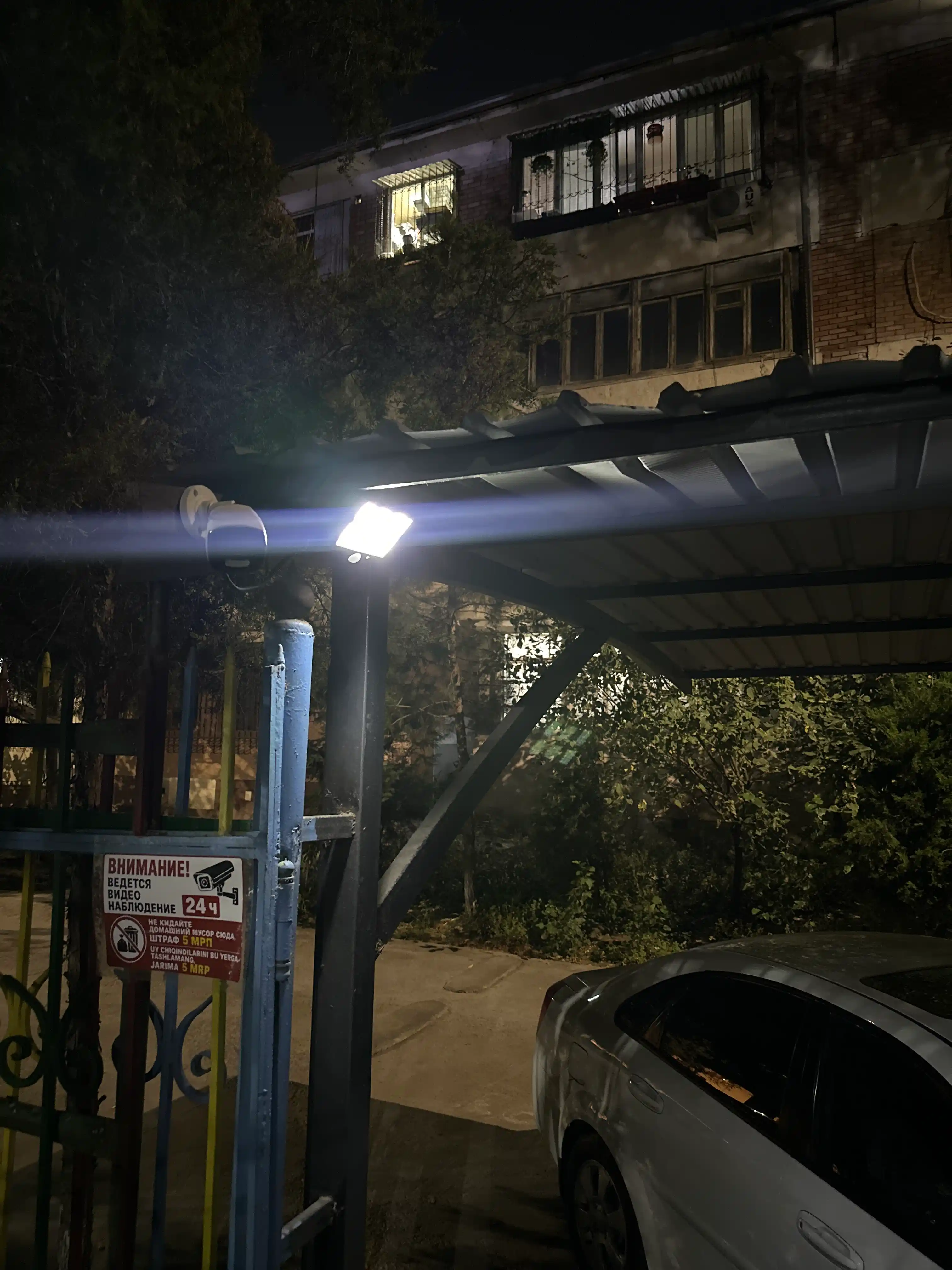 “SolarGuard 160” 30 Vt quvvatli quyosh energiyasi bilan ishlaydigan LED-proyektor.