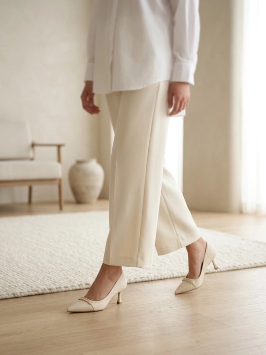 Ayollar uchun klassik tufli, baland poshnali, uchli burun, nafis bezakli elegant model