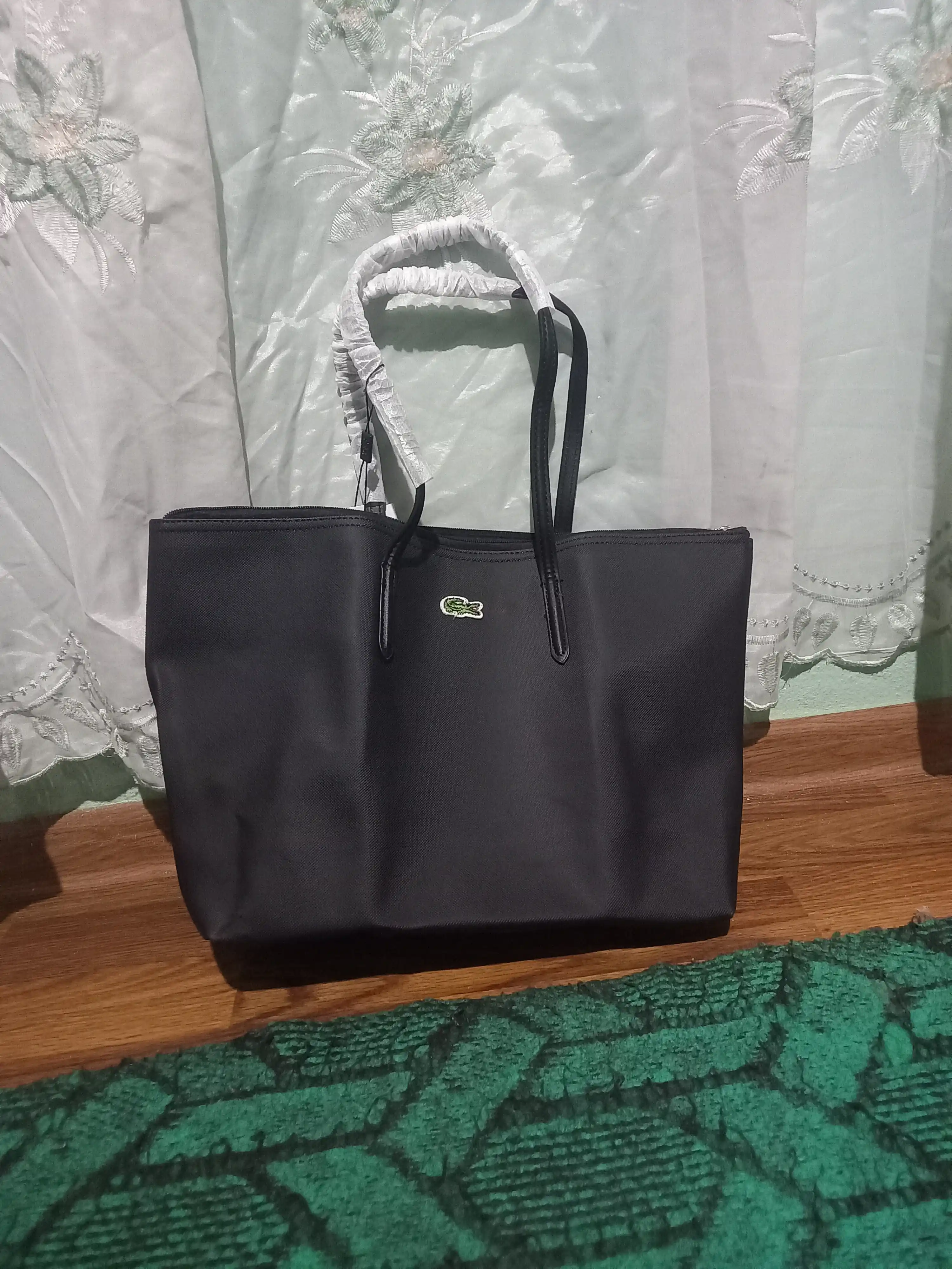 Ayollar uchun sumka Lacoste uslubida