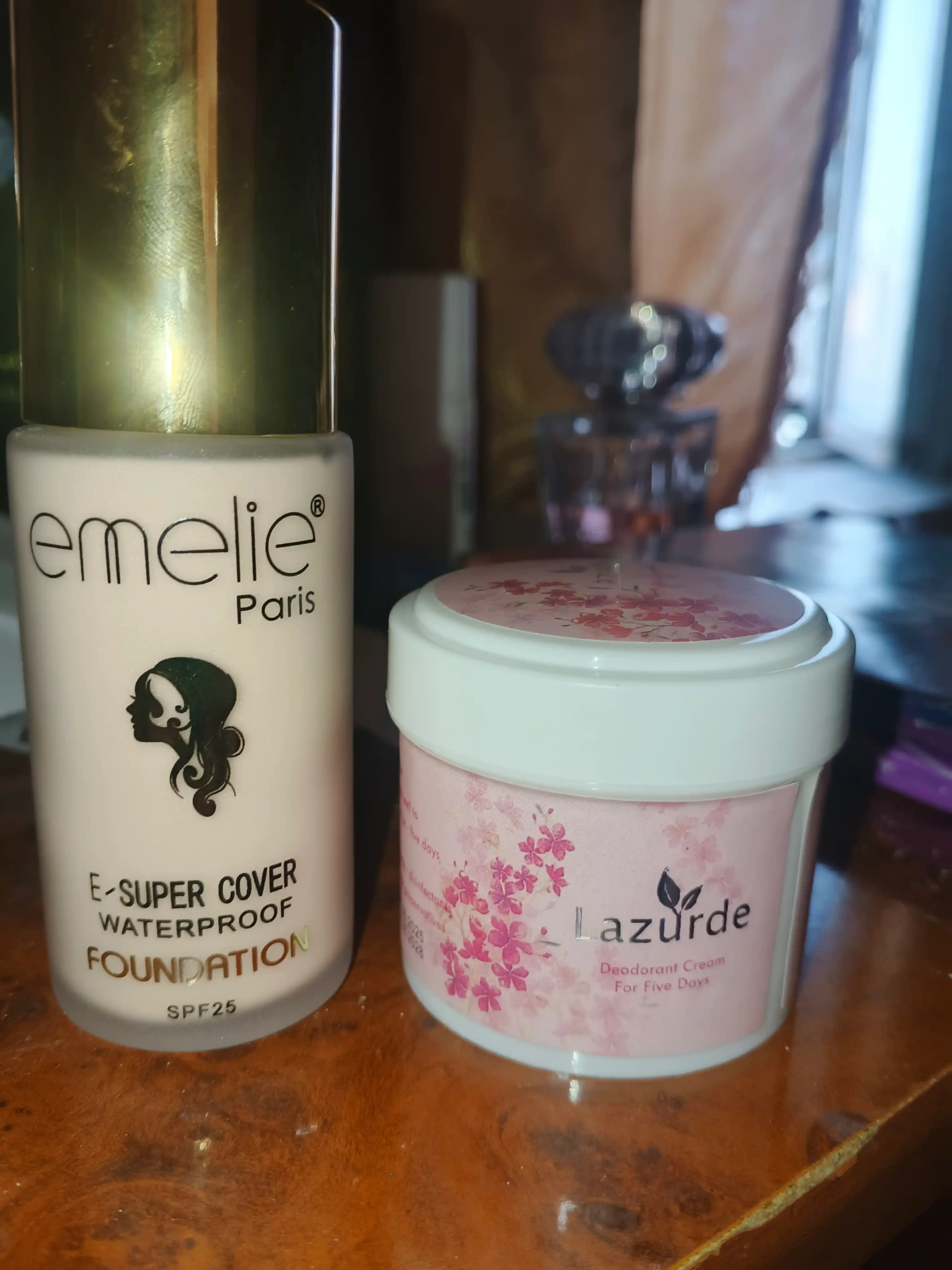 Tonal krem Emelie, SPF 25, namlovchi, mat ohang, 45 ml