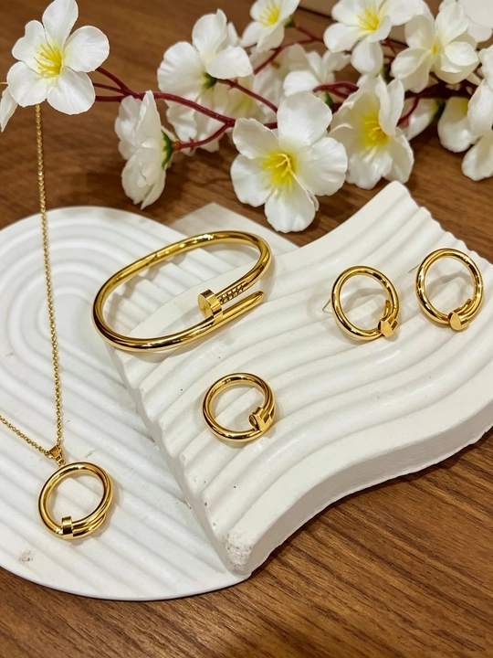 Комплект украшений из четырех предметов, в стиле Cartier колье, браслет, серьги и кольцо