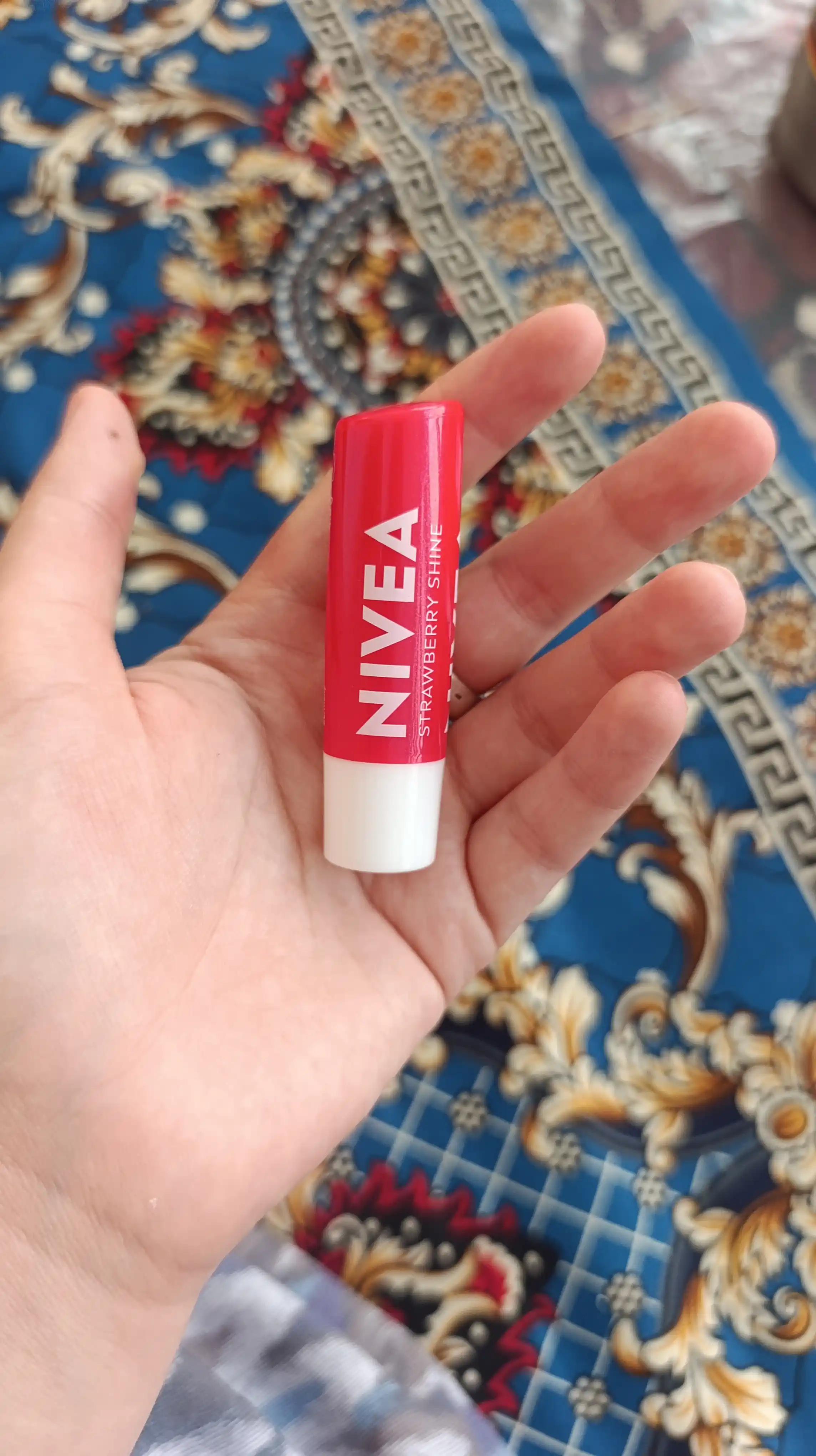 NIVEA lablar uchun balzam, qulupnay porlashi, 4.8 gr