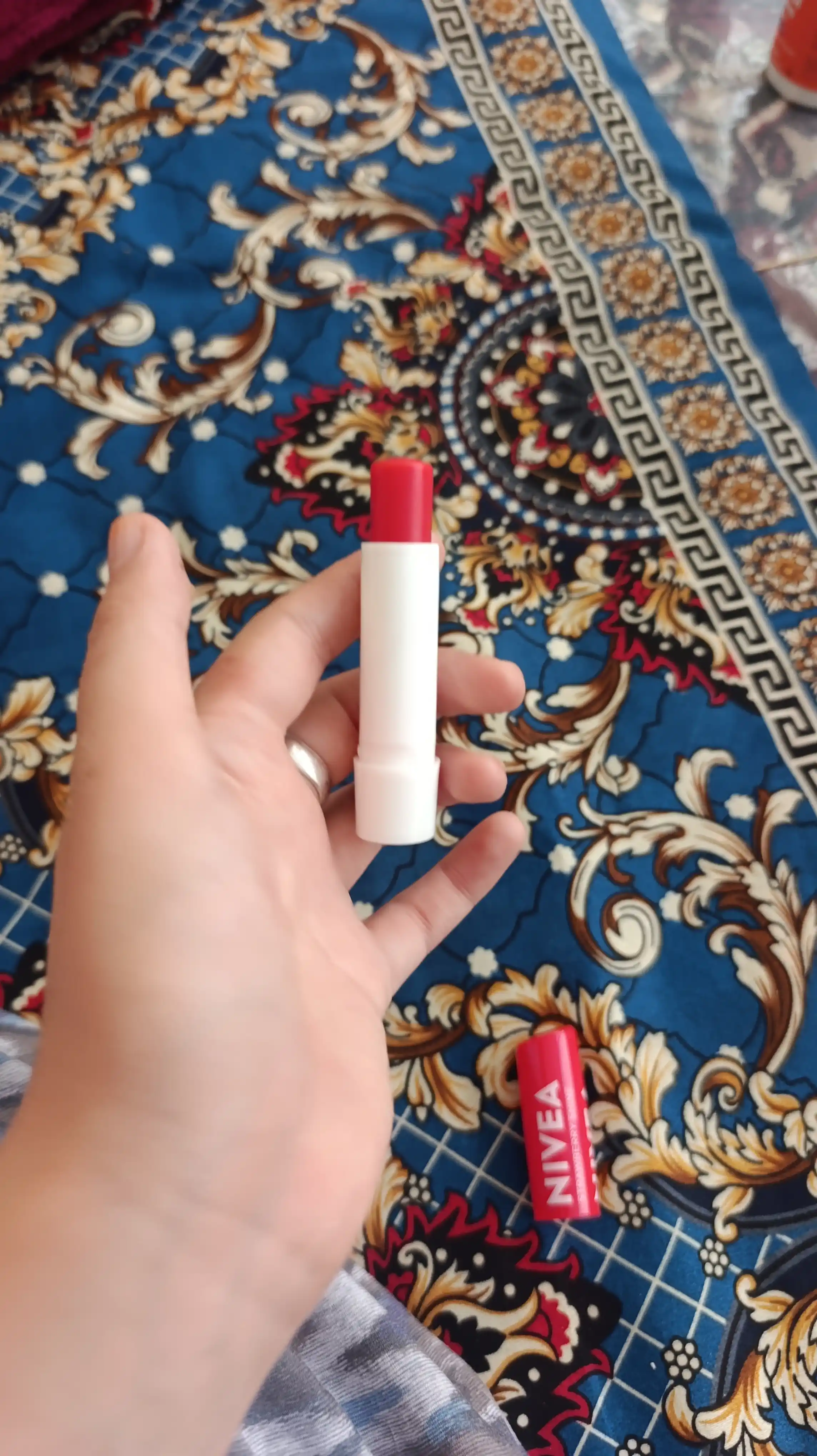 NIVEA lablar uchun balzam, qulupnay porlashi, 4.8 gr