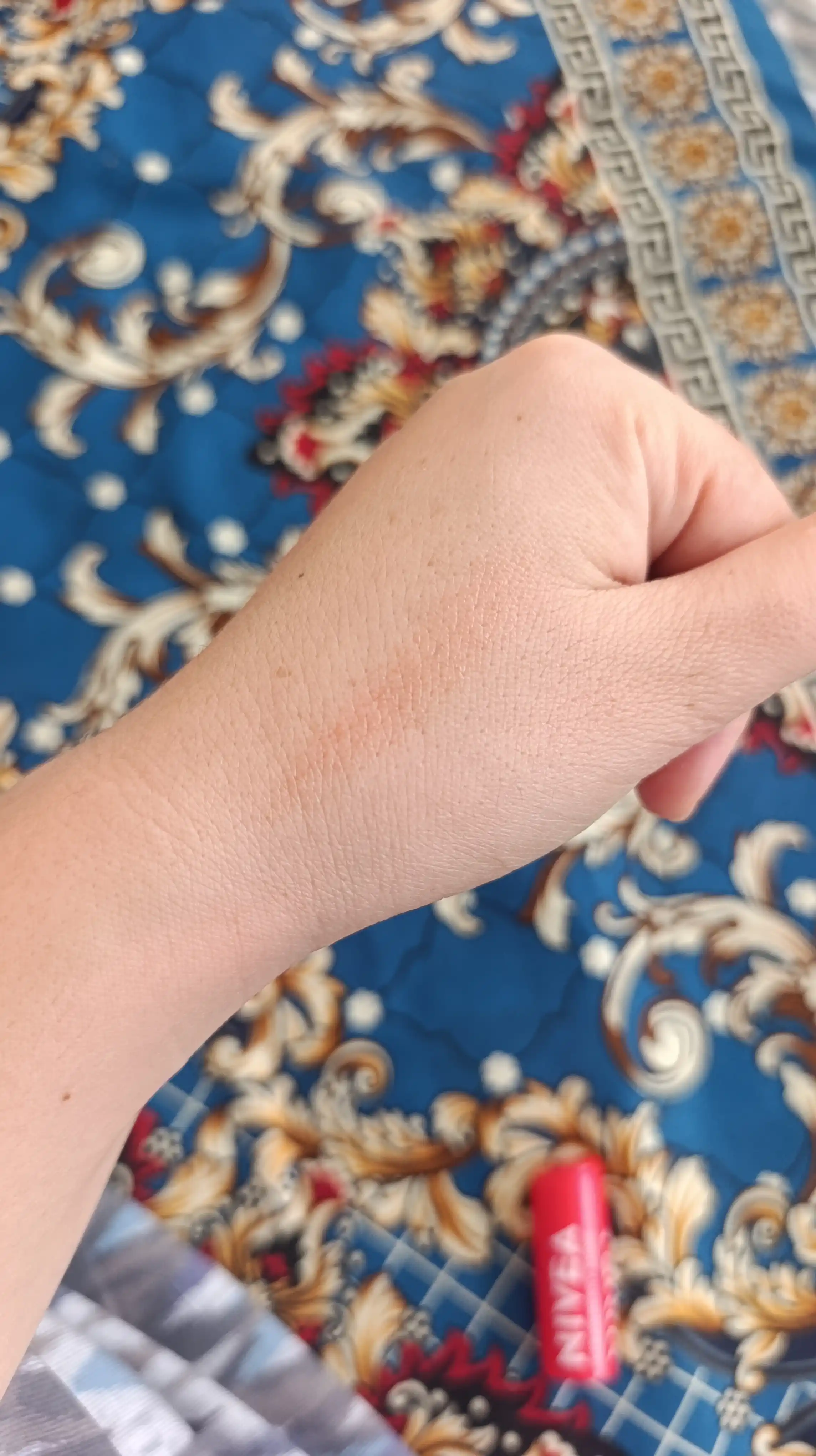 NIVEA lablar uchun balzam, qulupnay porlashi, 4.8 gr