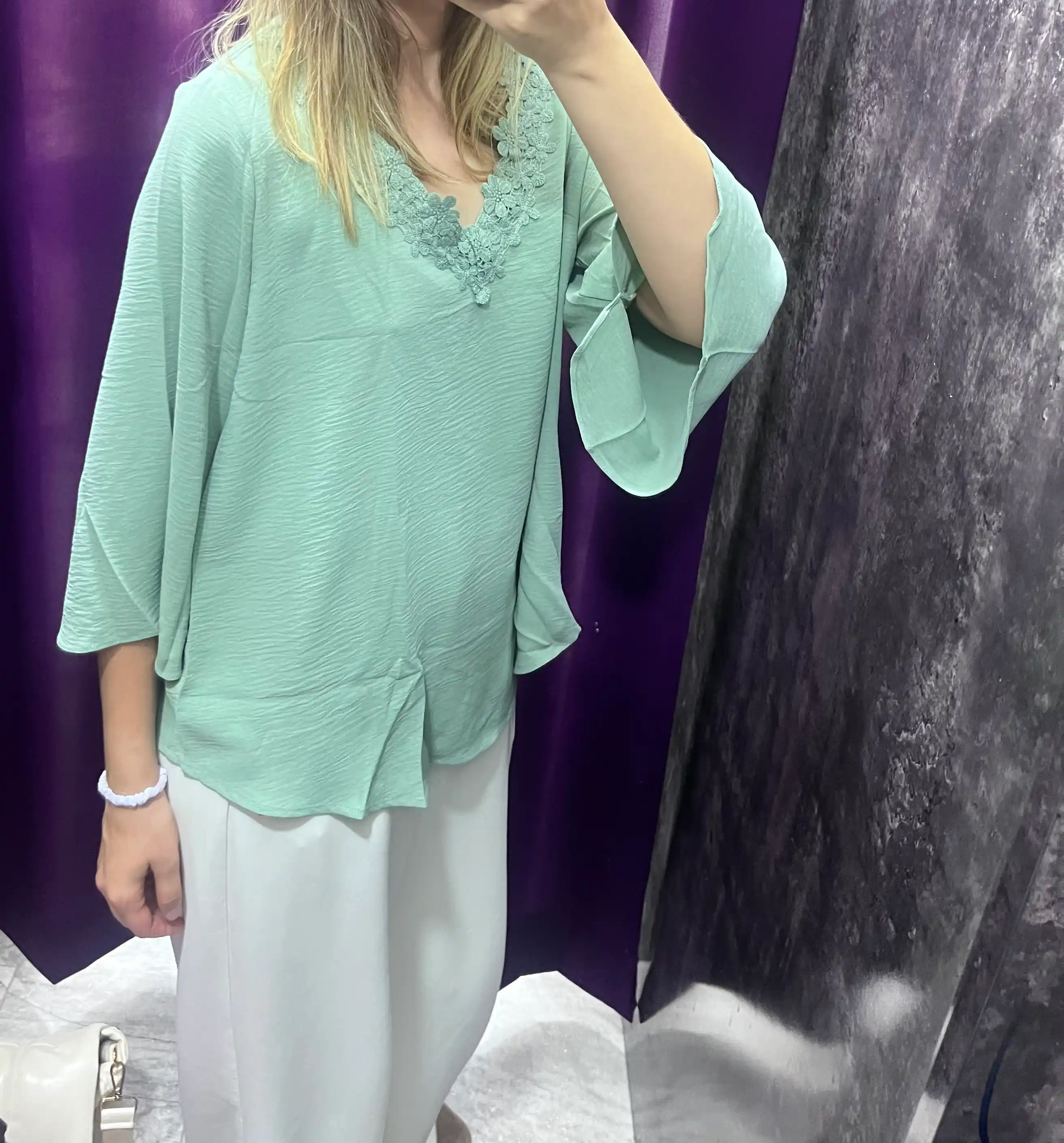 Ayollar bluzkasi katta o‘lchamdagi, V-o‘yiqli  kofta ELLY FASHION