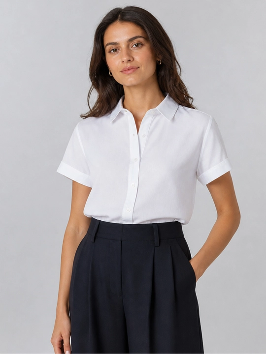 Base maktab ko‘ylagi, oq rangli, klassik uslubdagi, paxta matosidan tikilgan.  S, M, L, XL - 