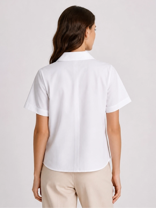 Base maktab ko‘ylagi, oq rangli, klassik uslubdagi, paxta matosidan tikilgan.  S, M, L, XL