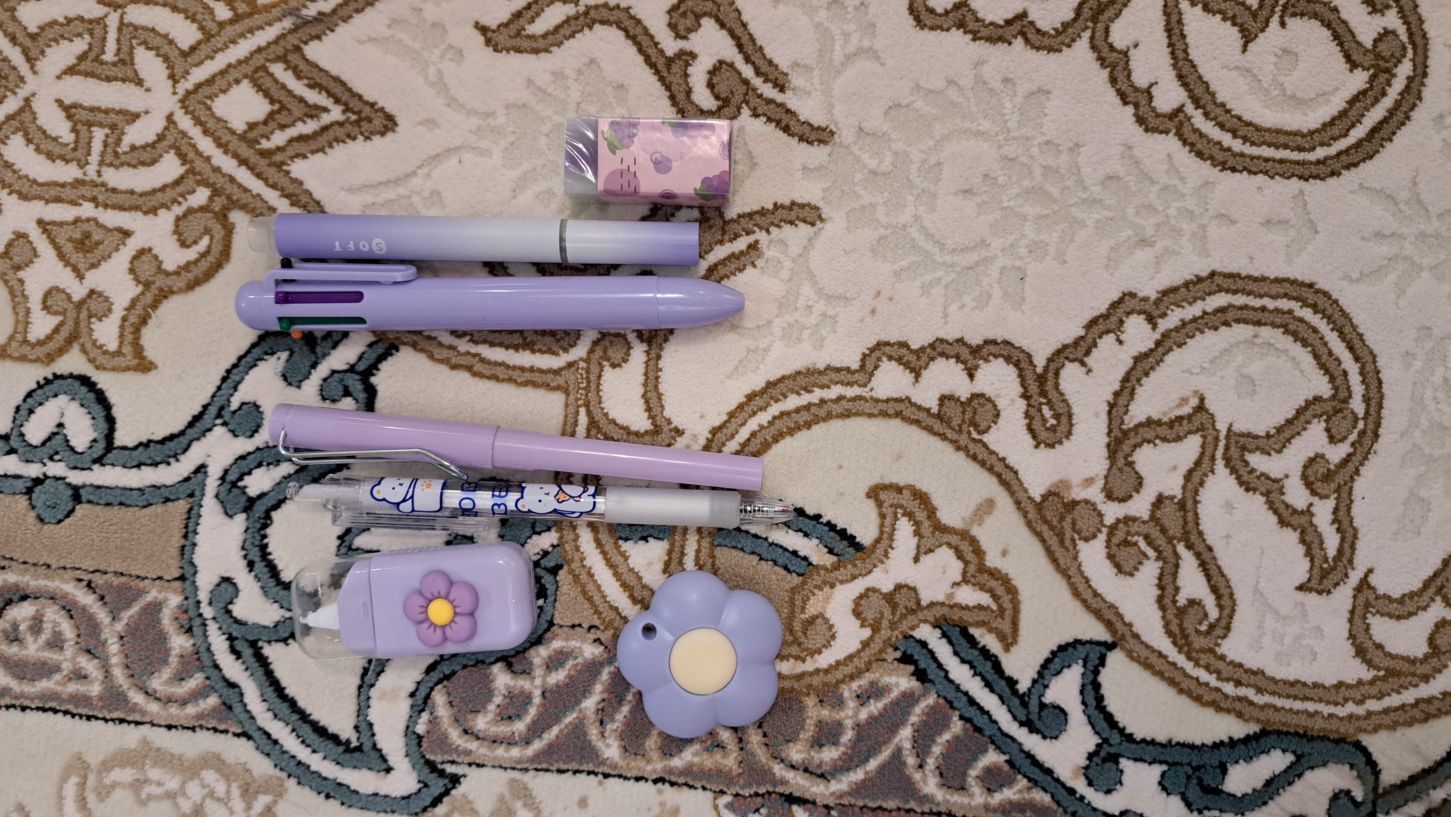 Maktab to‘plamlari: ruchka, doimiy qalam, marker, o‘chirg‘ich, korrektor, kanselyariya pichog‘i