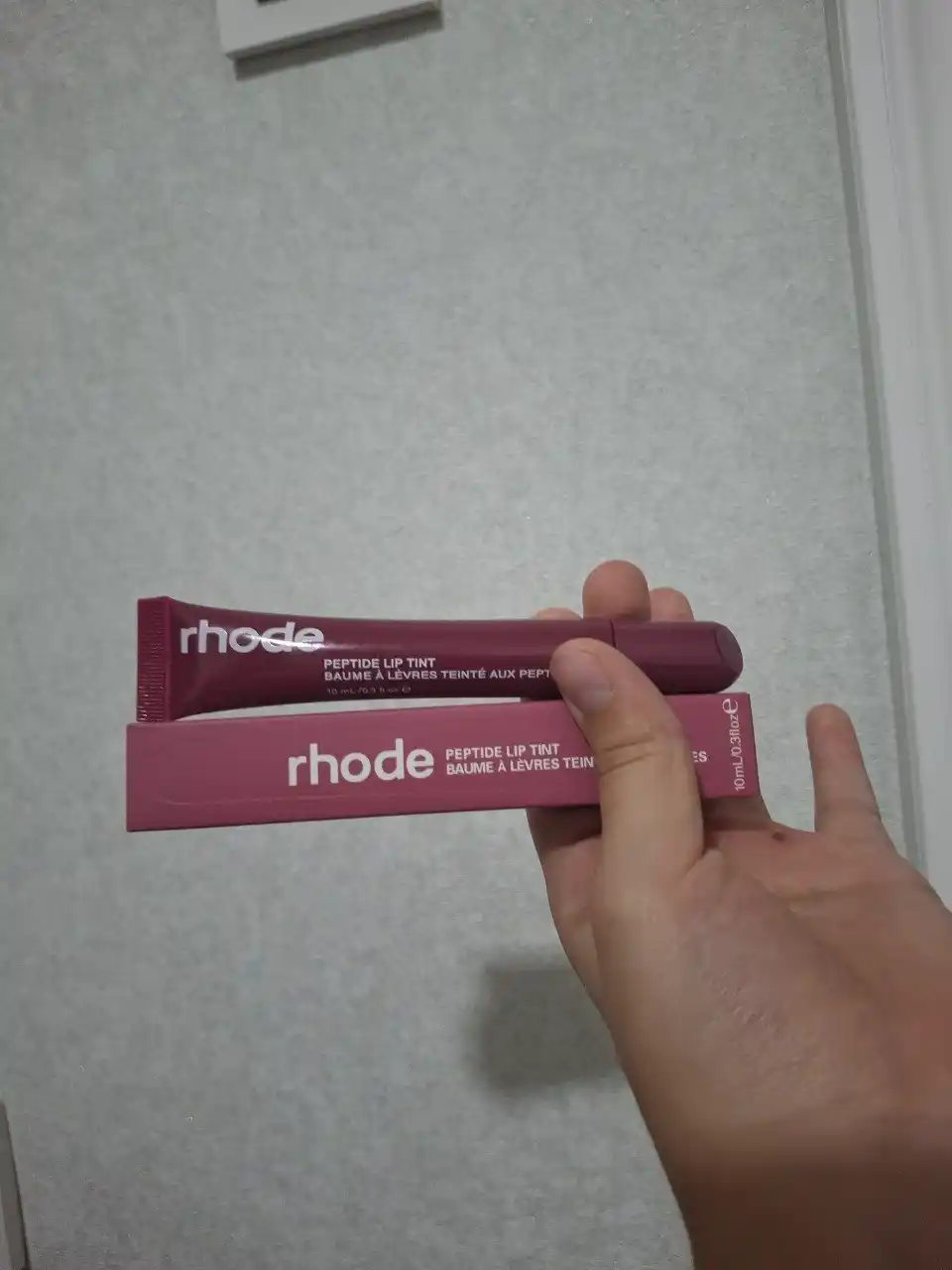 Rhode lablar uchun peptidli blyesk-balsam, namlaydi silliqlik beradi va tabiiy rang beradi