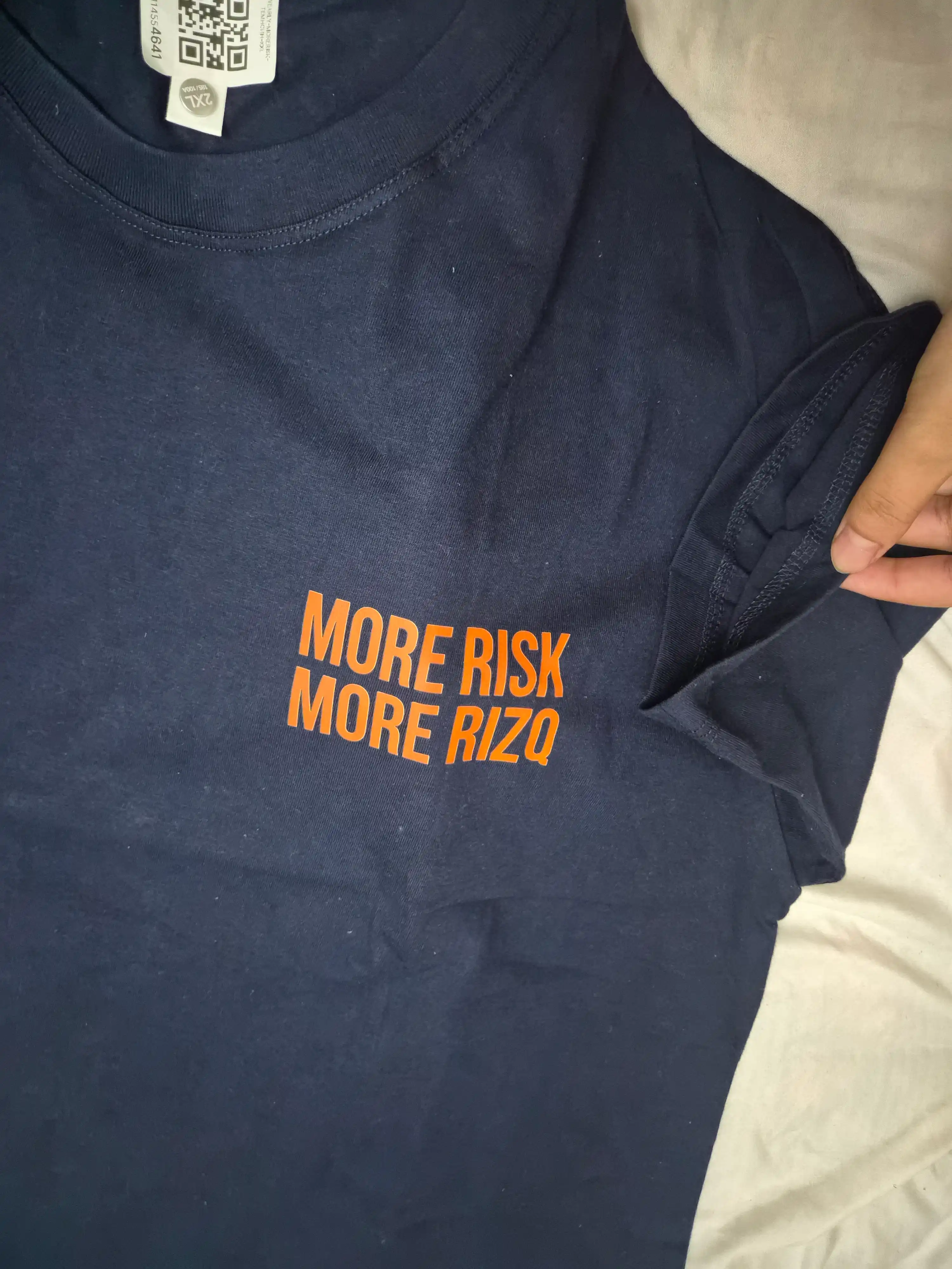 Regular fit "MORE RISK MORE RIZQ" futbolkasi, 100% yuqori sifatli paxta, Unisex, Streetwear