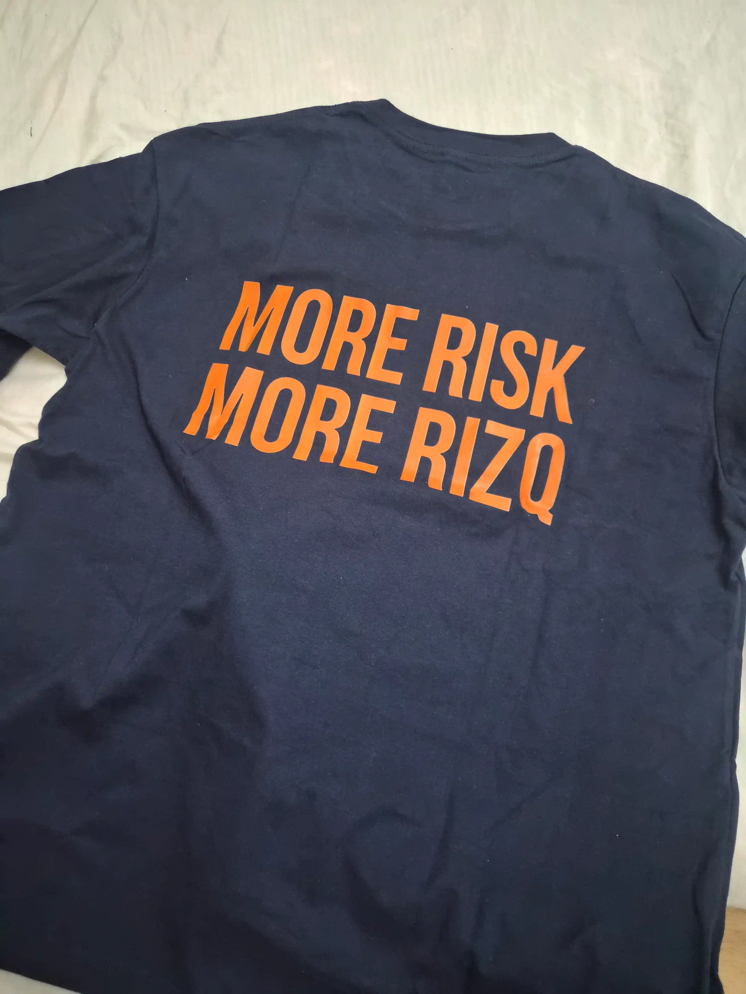 Regular fit "MORE RISK MORE RIZQ" futbolkasi, 100% yuqori sifatli paxta, Unisex, Streetwear