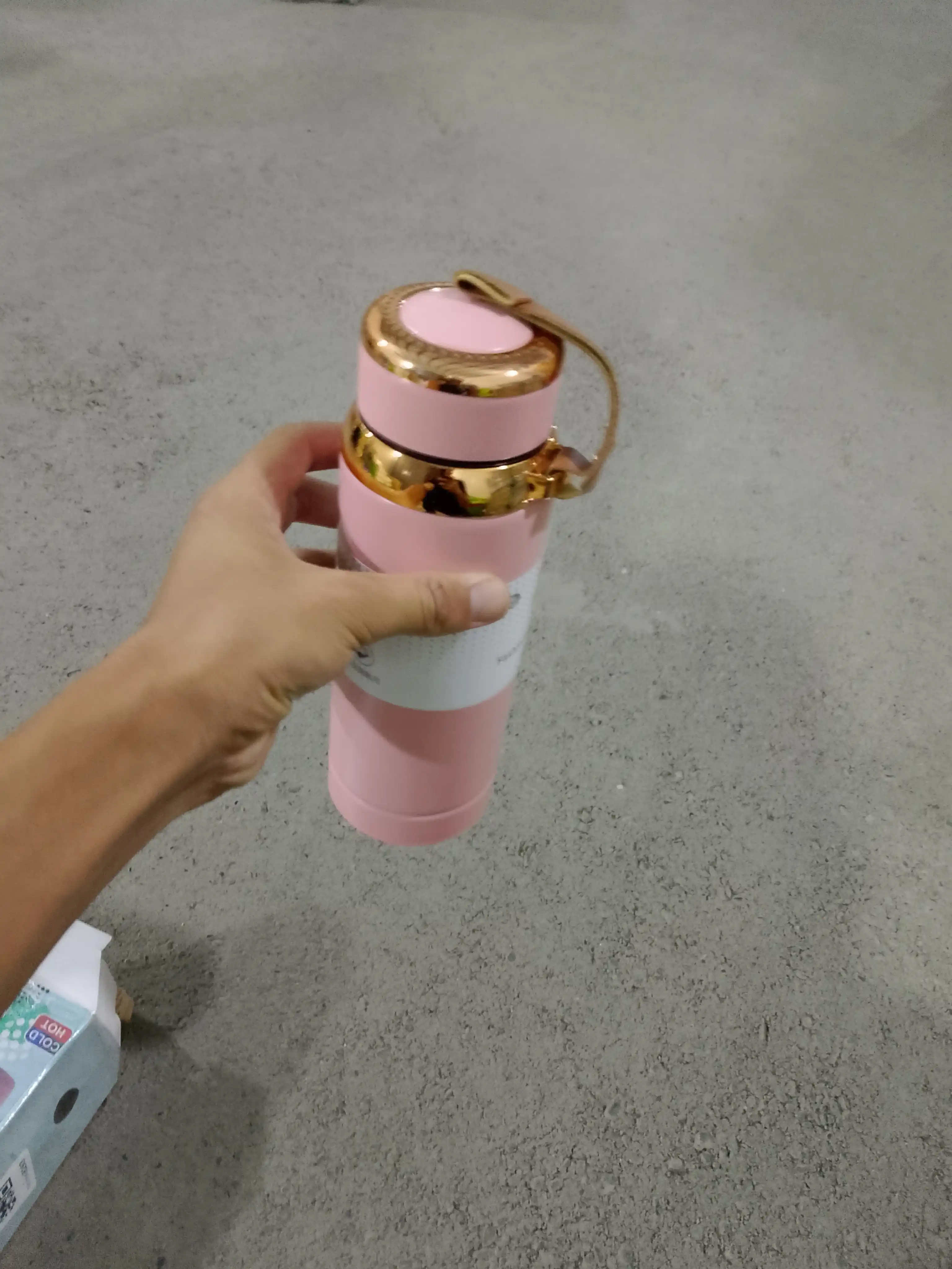 Vakuumli termos 500 ml, qopqoqli, osma tasmali, issiq va sovuq ichimliklar uchun