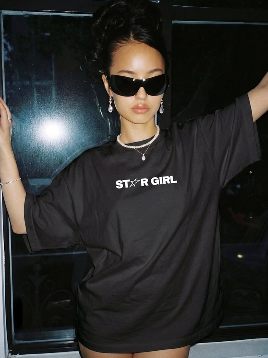 Miconic qora oversayz futbolka, oq STAR GIRL yozuvi tasvirli print bilan