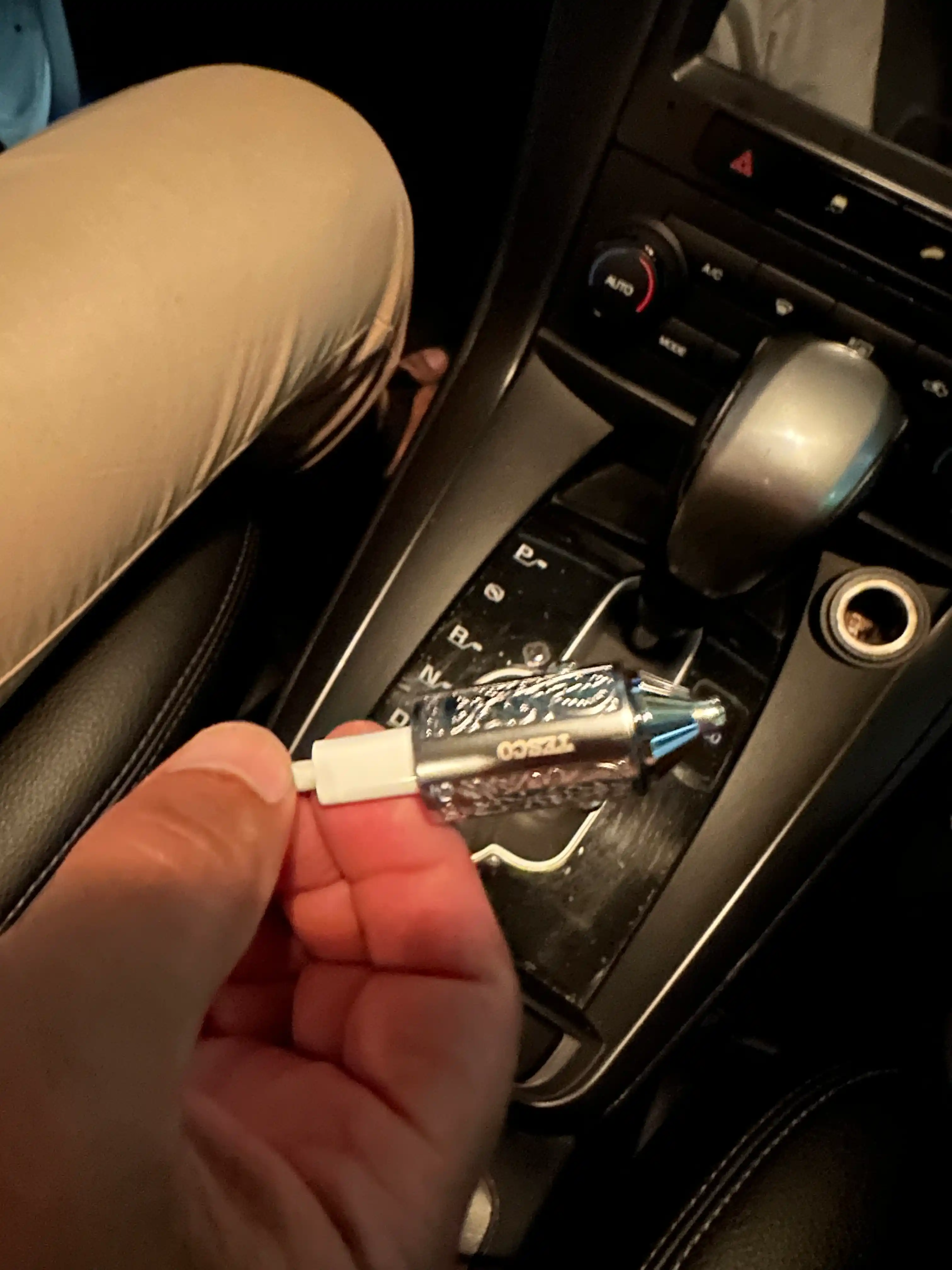 12V 38W avtomobil quvvatlagichi (2 USB, tez quvvatlash)