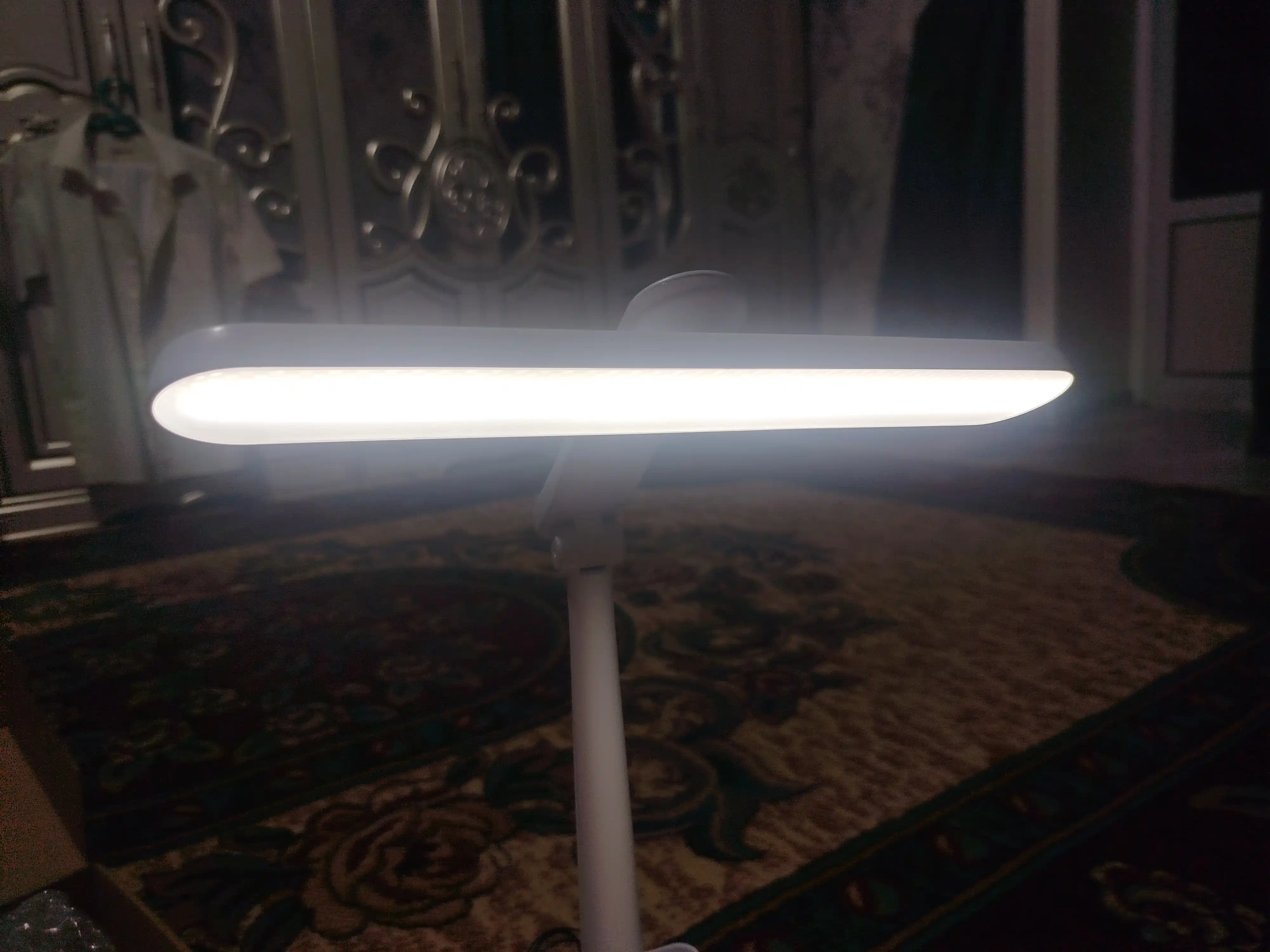 Smart LED lampa, yorqin nur va tashkilotchilik birgalikda