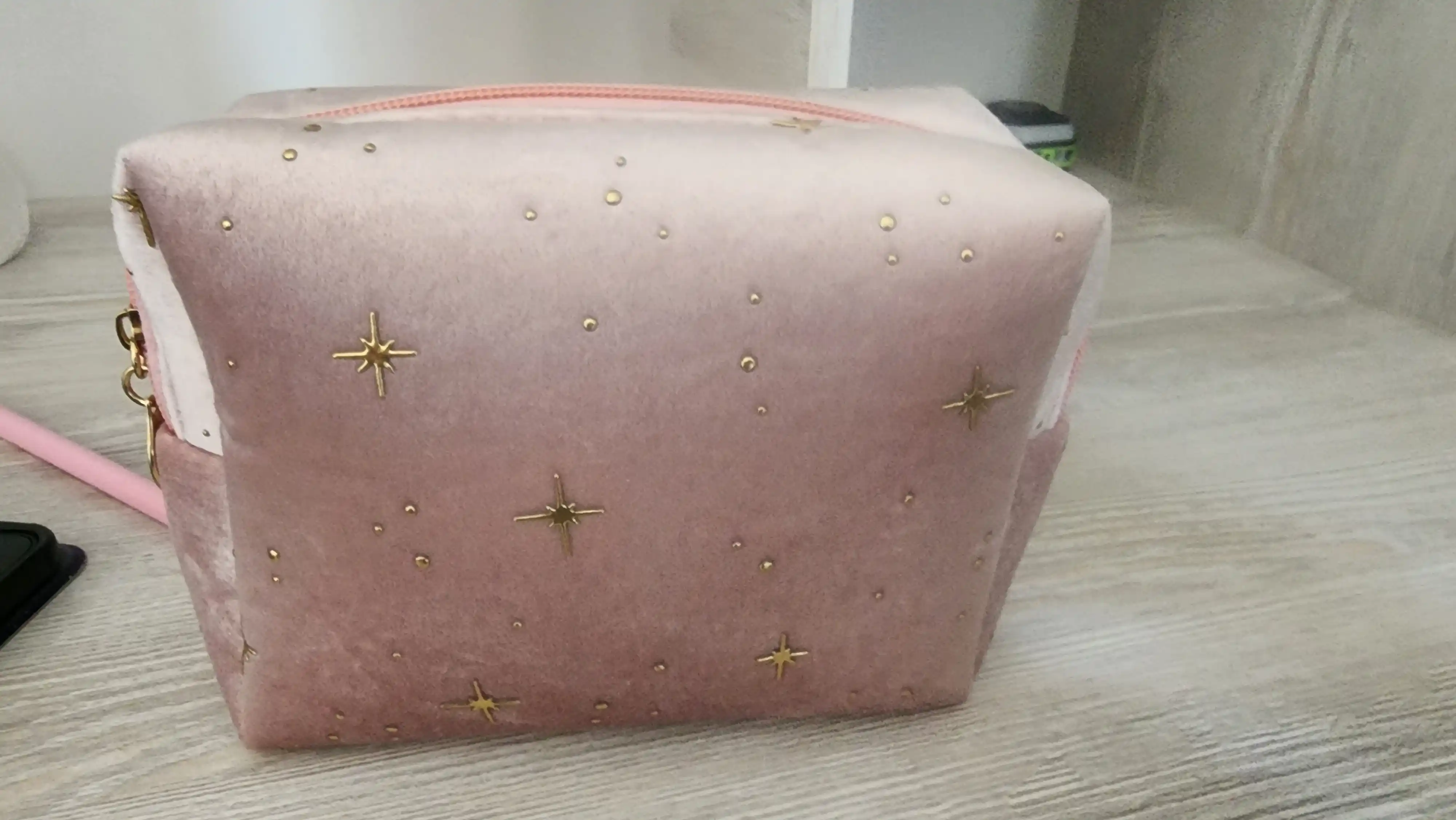 Kosmetika va aksessuarlar uchun kosmetik sumka-organizator