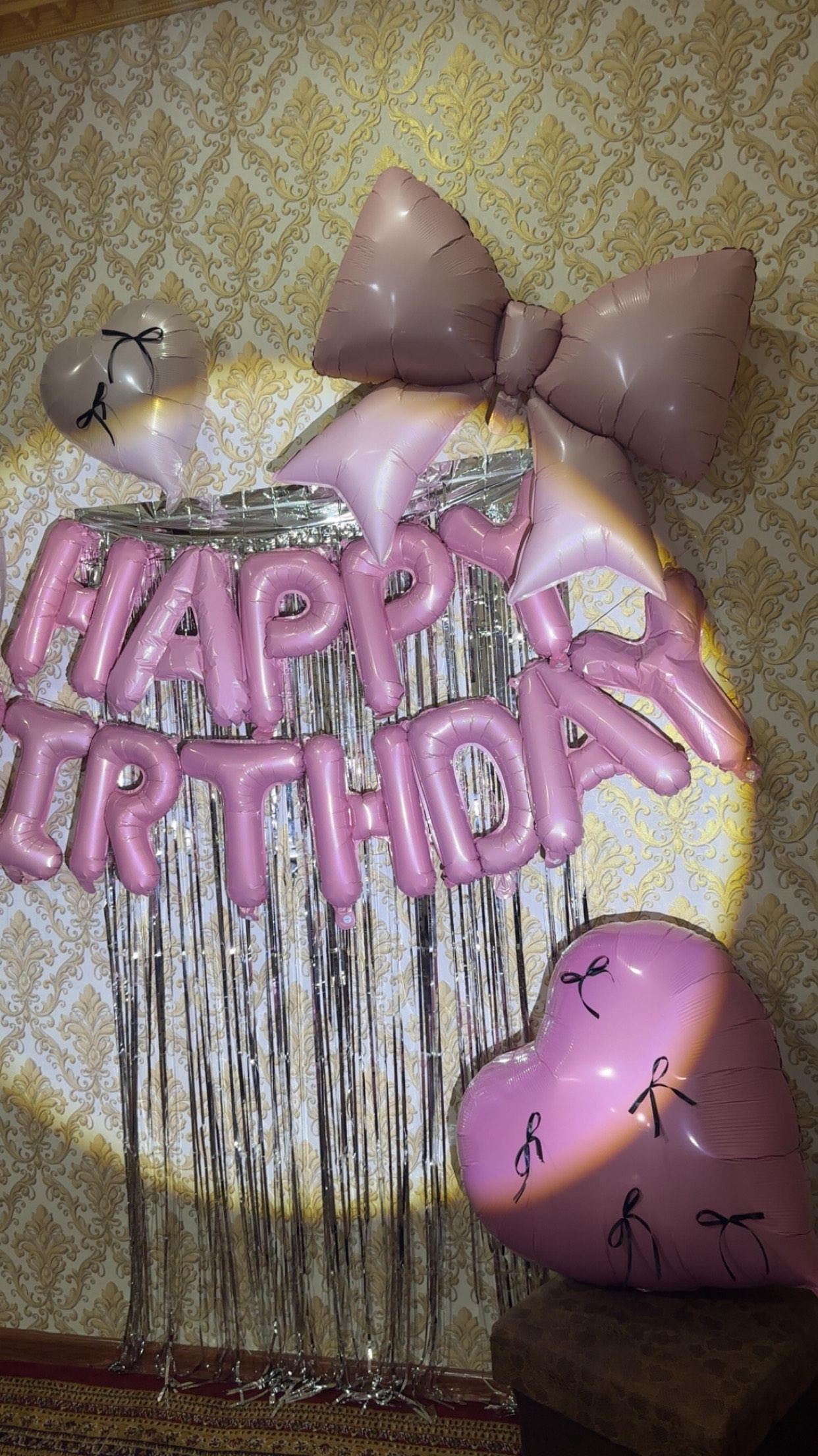 Воздушные шары с Happy Birthday для фотозоны