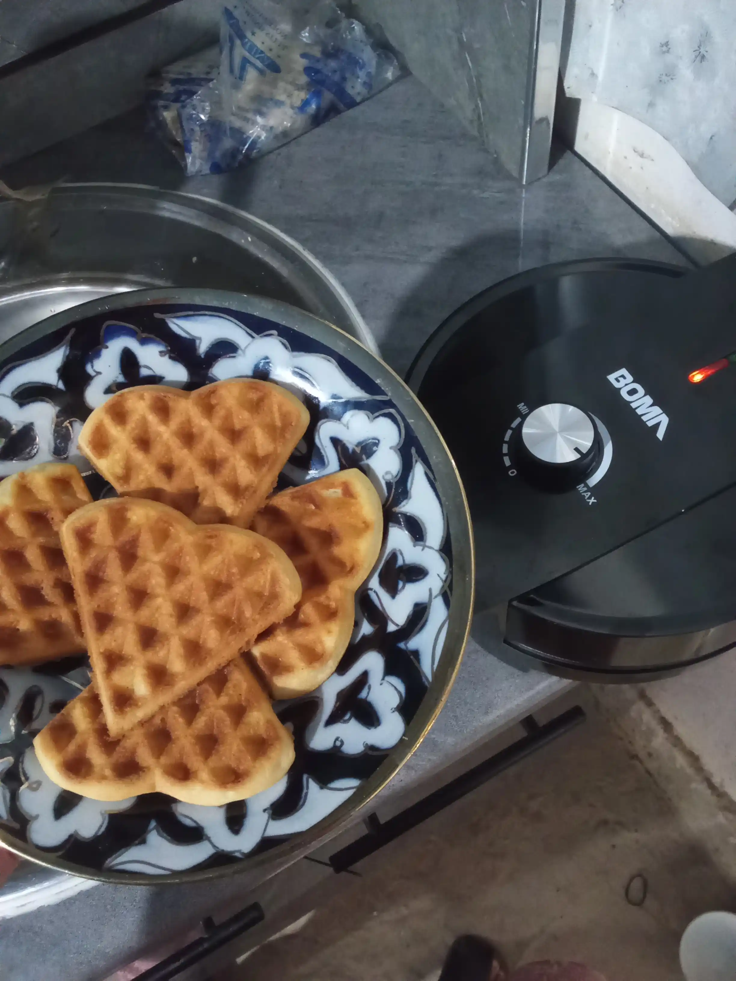 Vafelnitsa+sendvichnitsa+gril, 800-1400Vt, 2 tomon qizish, yopishmaydigan vafli pishirgich