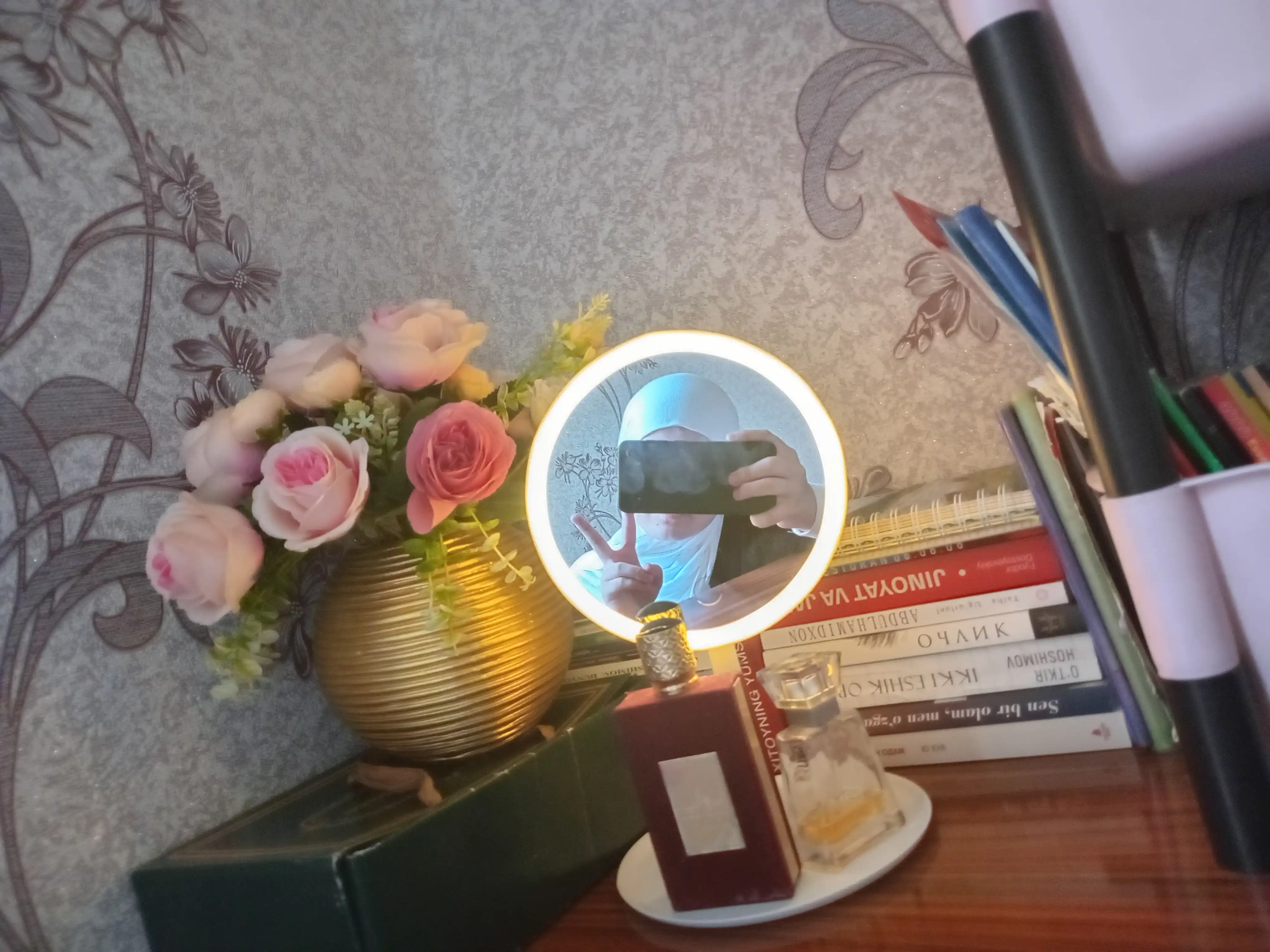 LED yoritgichli kosmetik stol oynasi - bo'yanish uchun yoritish