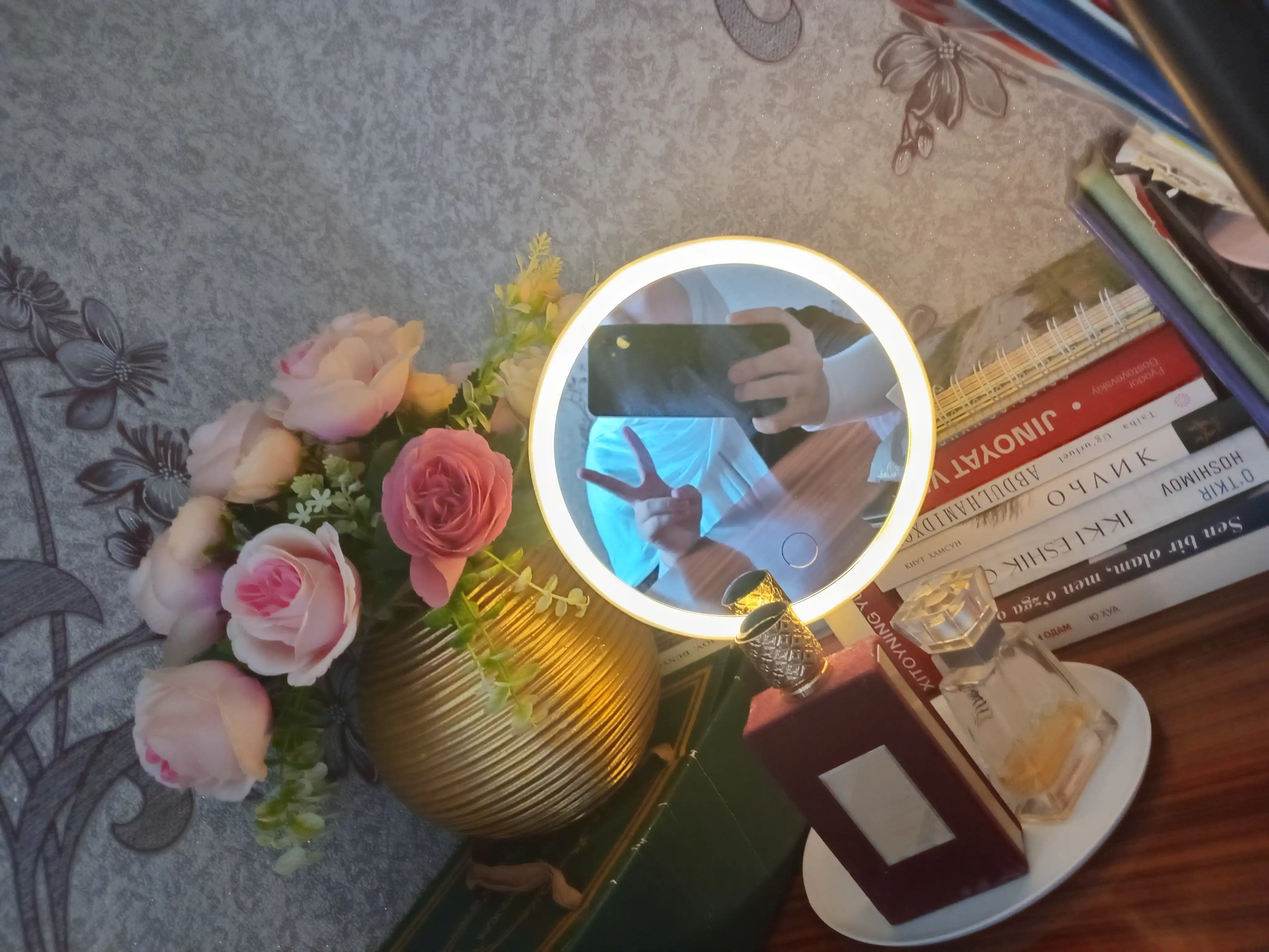 LED yoritgichli kosmetik stol oynasi - bo'yanish uchun yoritish