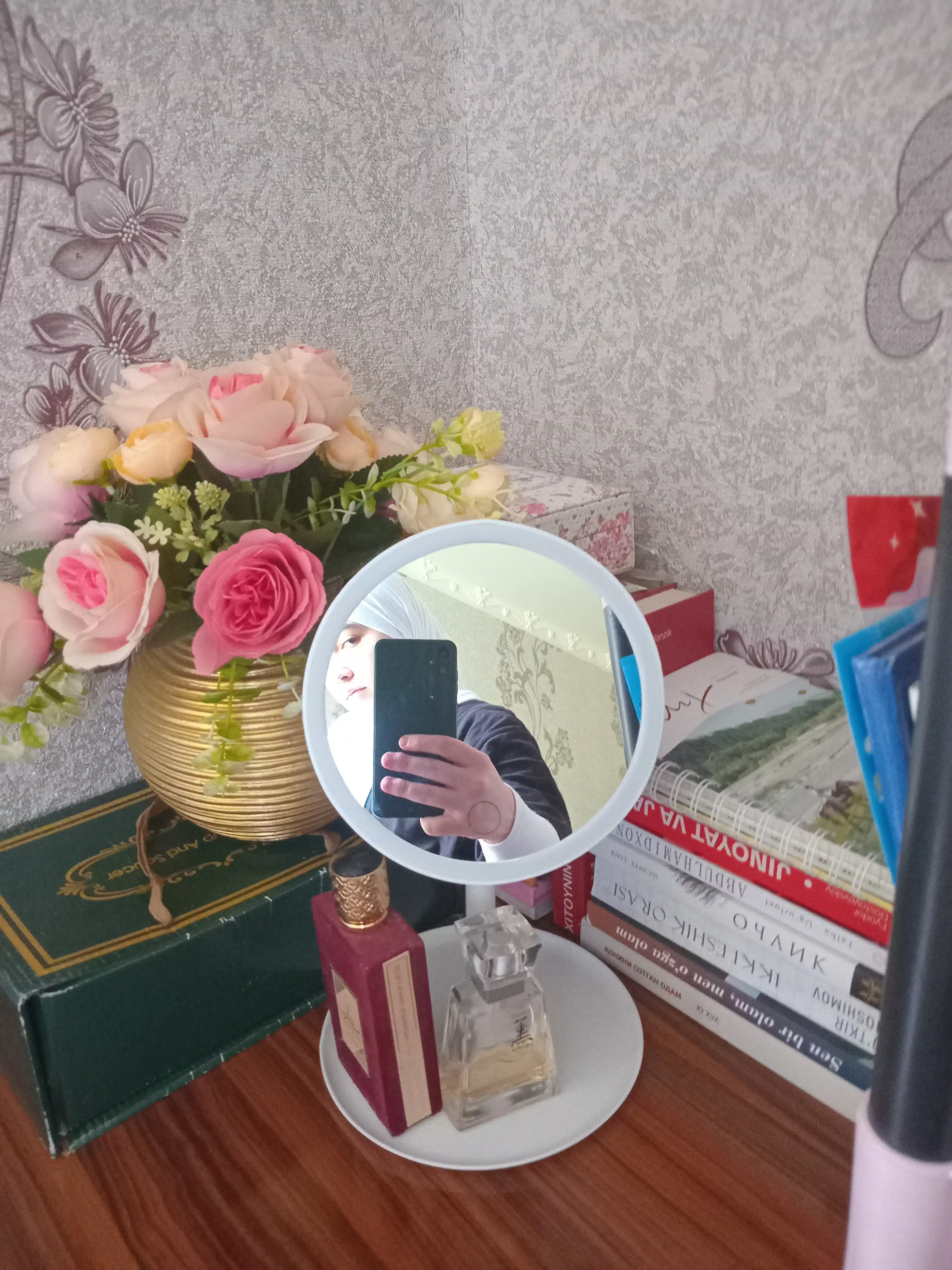 LED yoritgichli kosmetik stol oynasi - bo'yanish uchun yoritish