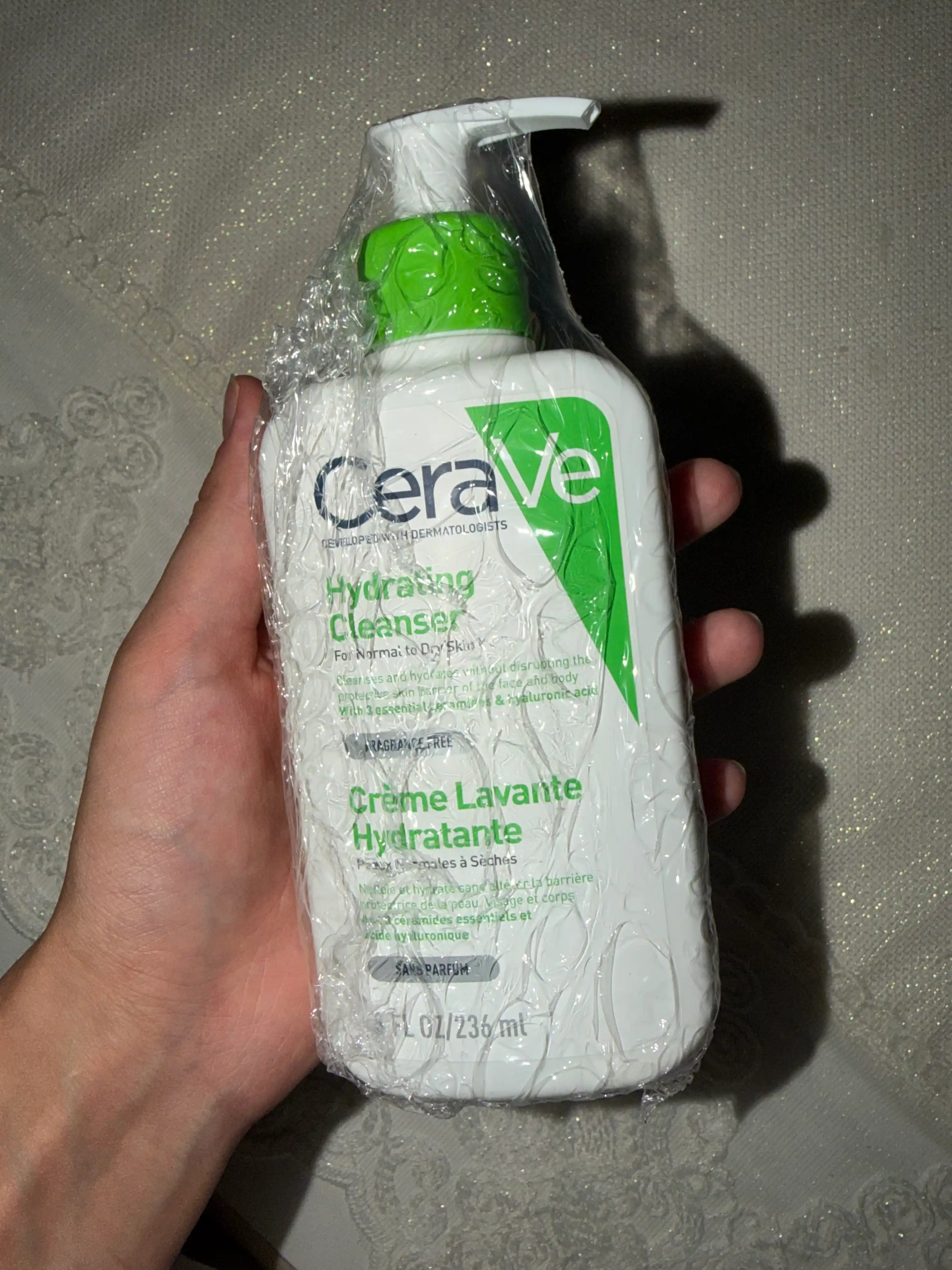 CeraVe Normal va quruq yuz va badan terisi uchun namlantiruvchi tozalovchi krem-gel, 236 g
