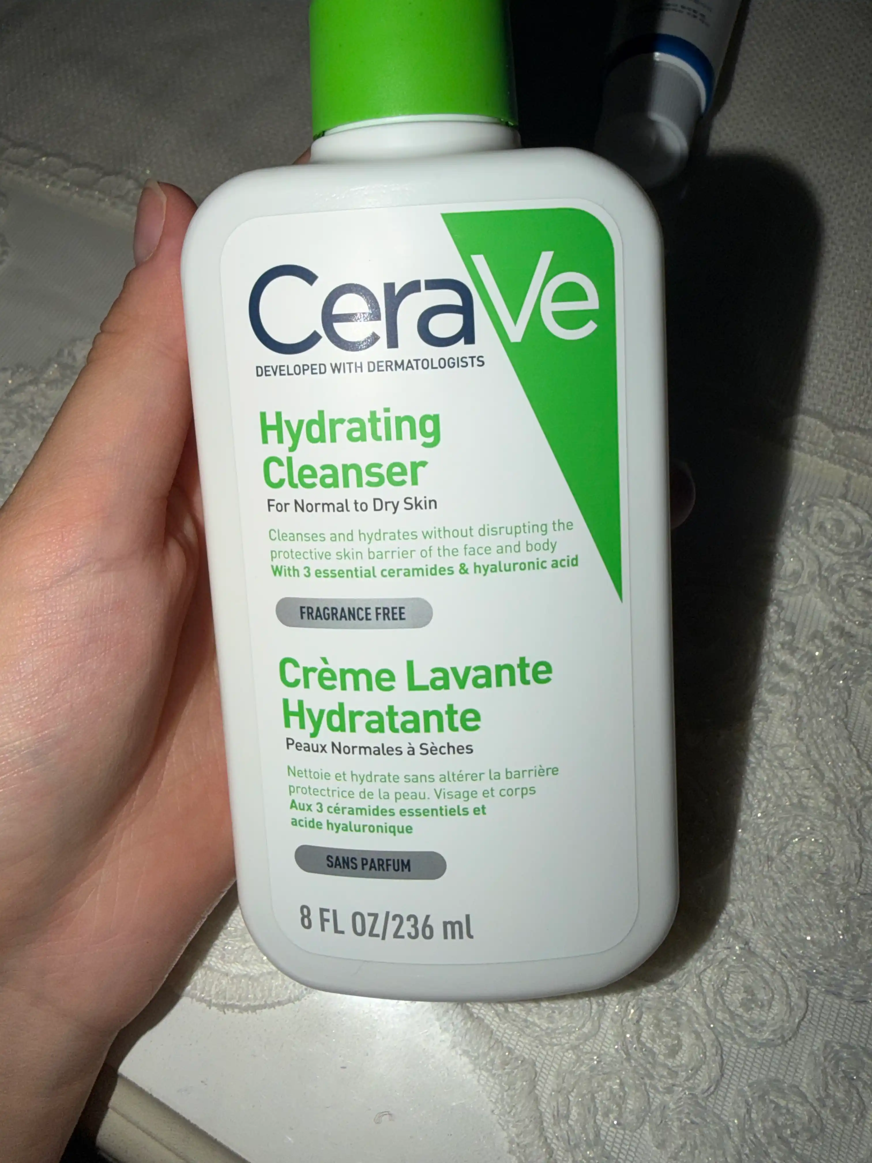 CeraVe Normal va quruq yuz va badan terisi uchun namlantiruvchi tozalovchi krem-gel, 236 g