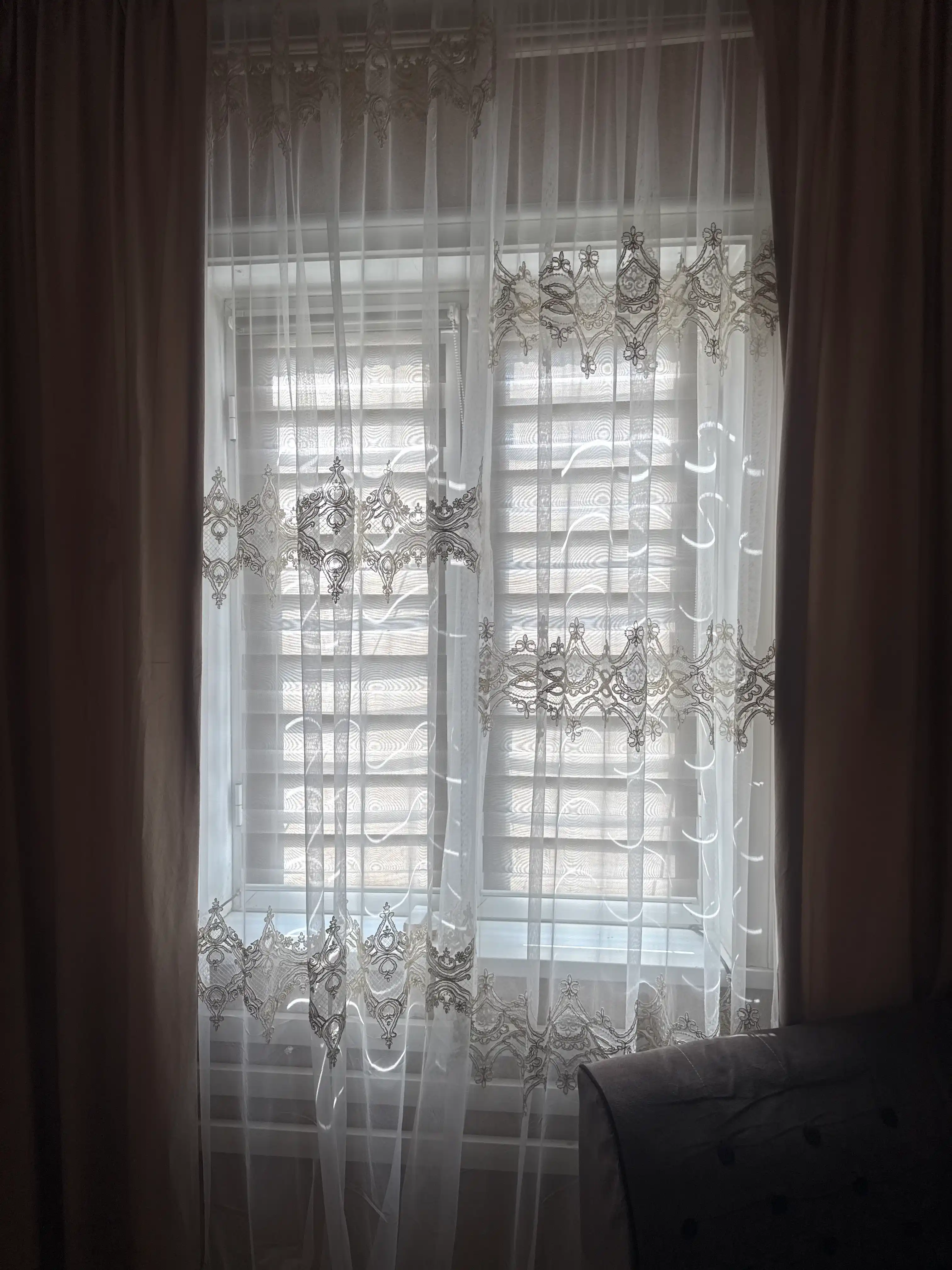 Oq kashtali tyul parda, zal, mehmonxona va yotoqxona uchun, 1 dona,  bo'yi 280 sm