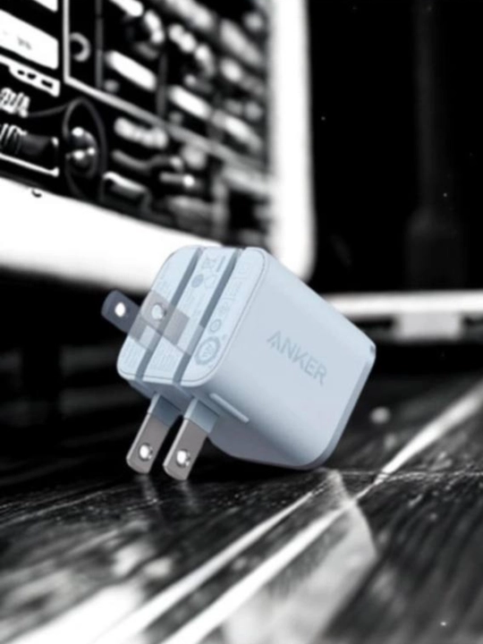ANKER AI aqlli adapter 45W, displeyli, telefon modelini ko‘rsatadi, tezkor zaryadlovchi