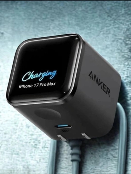 ANKER AI aqlli adapter 45W, displeyli, telefon modelini ko‘rsatadi, tezkor zaryadlovchi