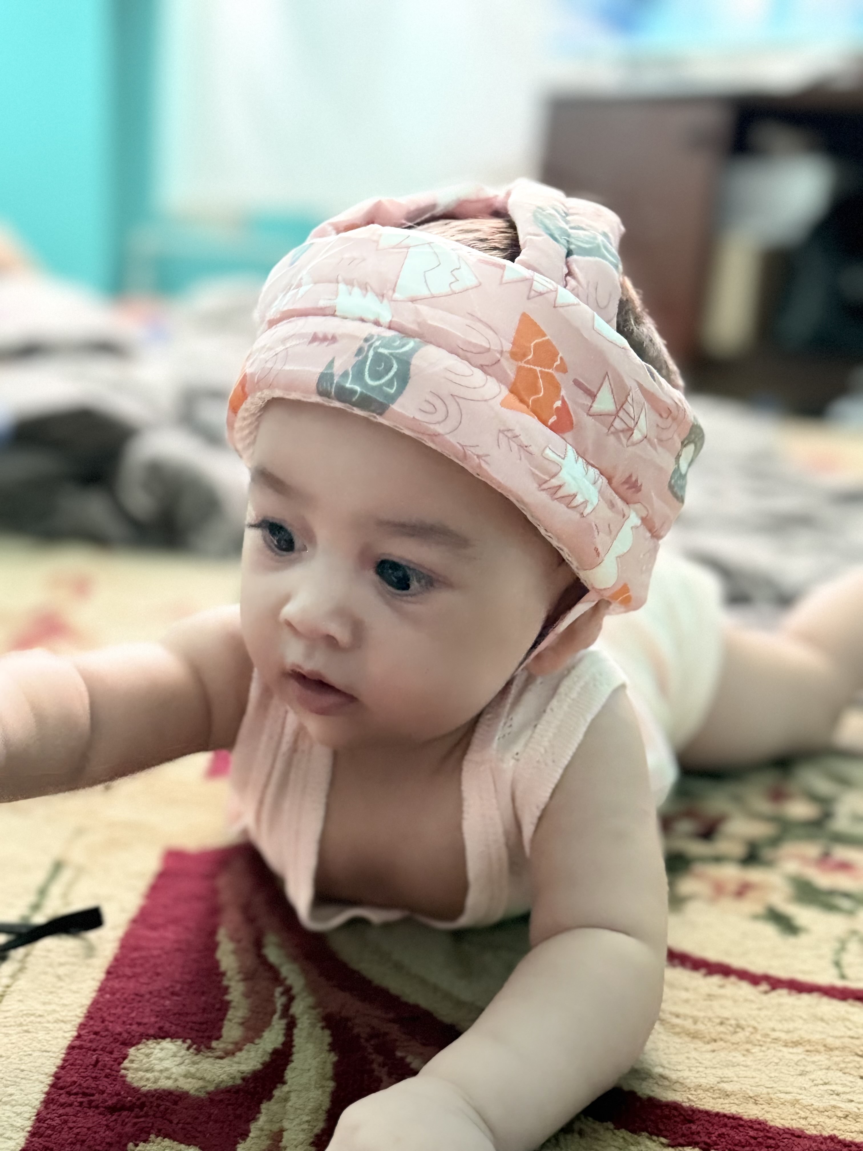 Bolaning boshini himoya qilish uchun zarbaga qarshi shlem-qalpoq