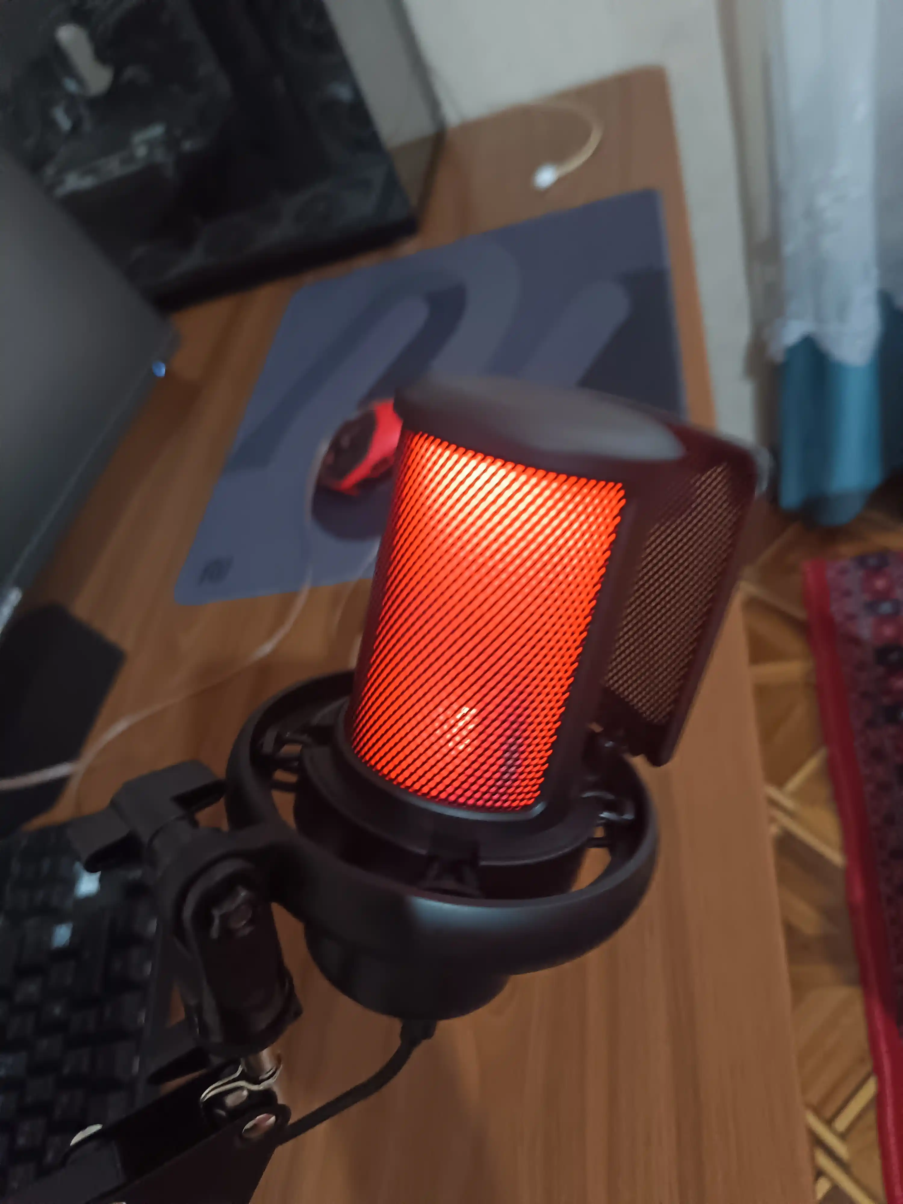 Mikrofon kondensatorli o'yin RGB yoritgichli qavs bilan, oqim uchun pop filtri bilan