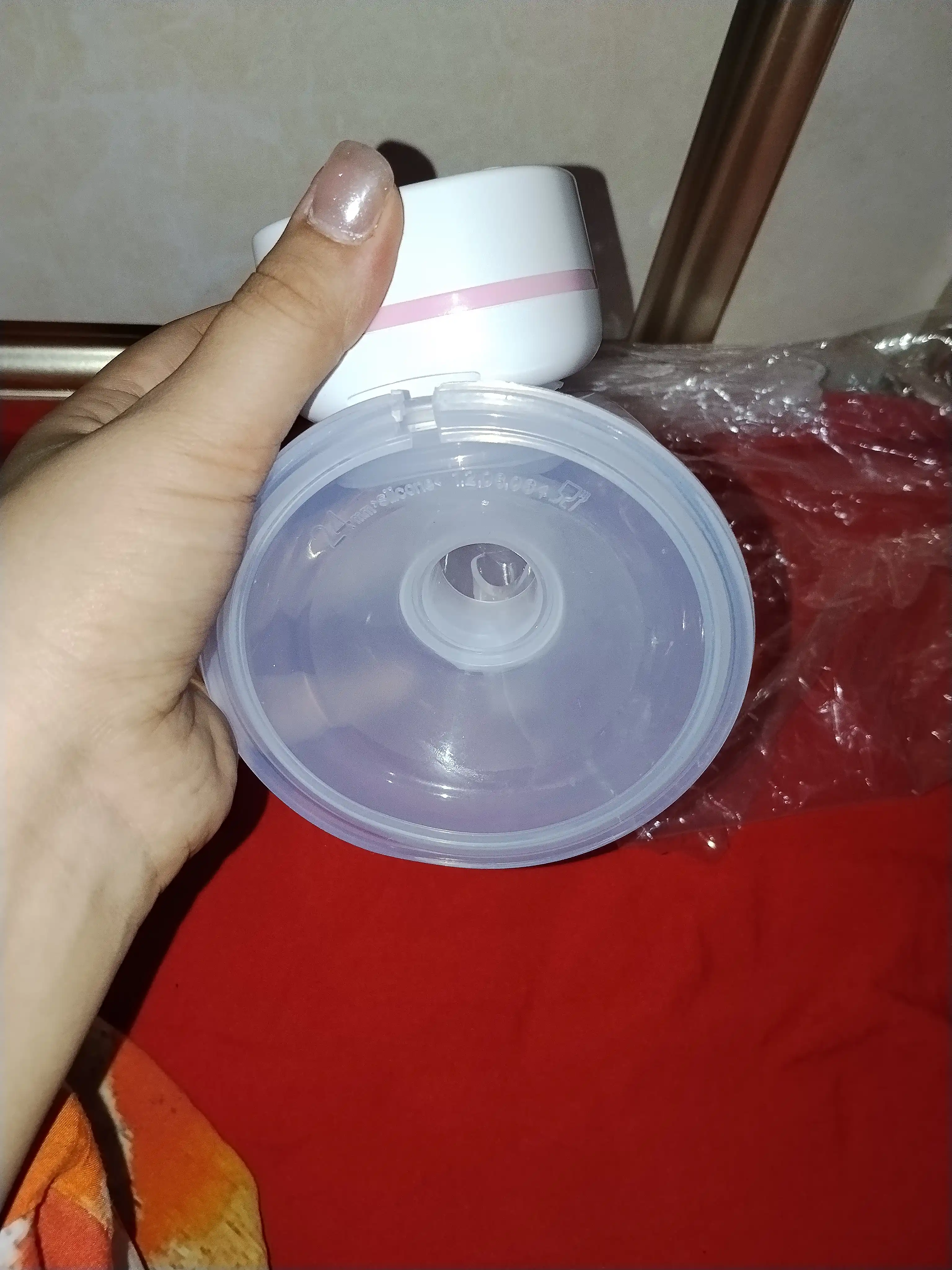 Elektr simsiz "erkin qo‘llar" sut so‘rg‘ichi, ko‘krakka taqiladigan, onalar uchun portativ