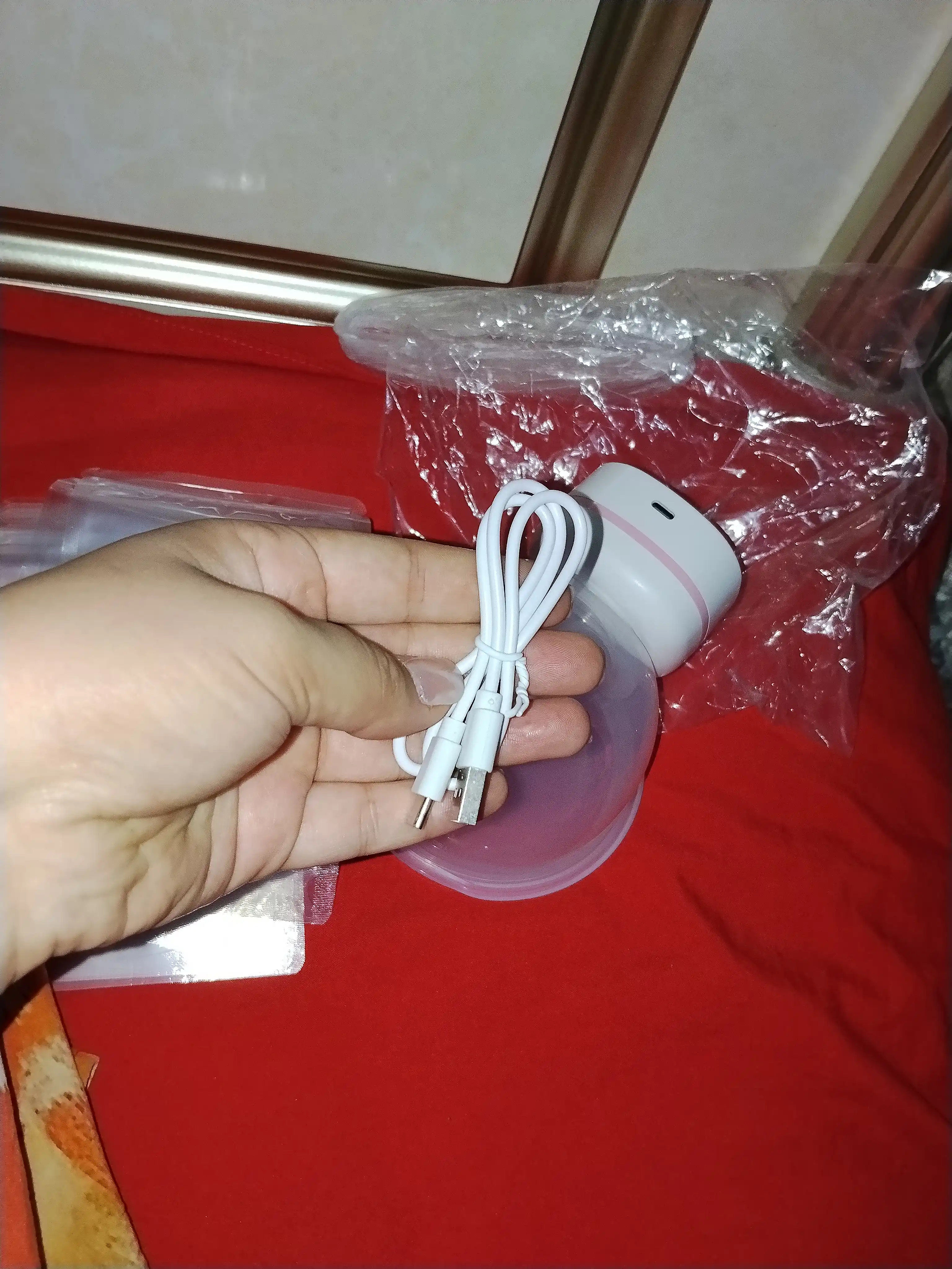 Elektr simsiz "erkin qo‘llar" sut so‘rg‘ichi, ko‘krakka taqiladigan, onalar uchun portativ