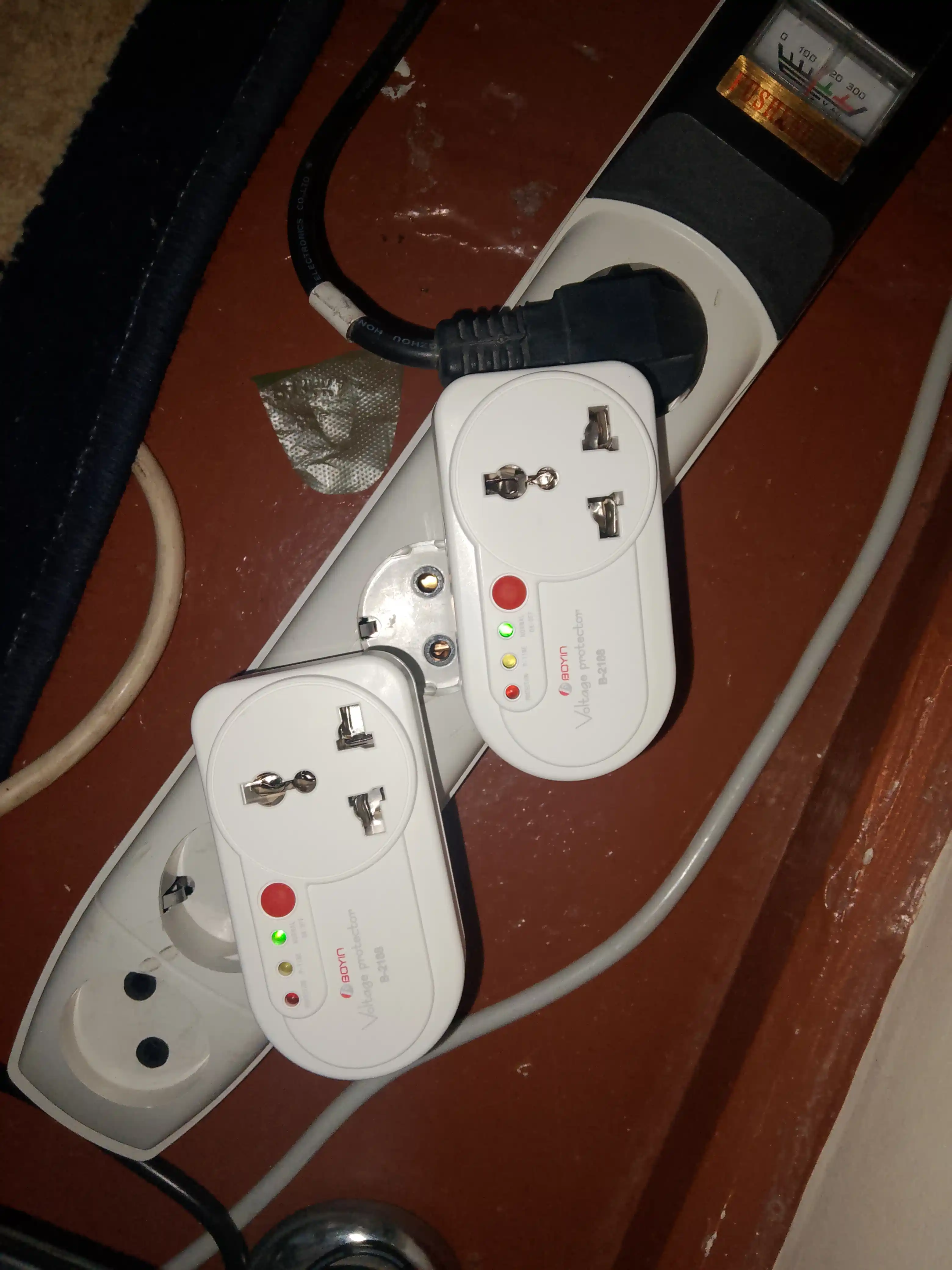 BOYIN B-2188 kuchlanish himoyasi (2000W) — texnikani tok sakrashidan himoya qiladi