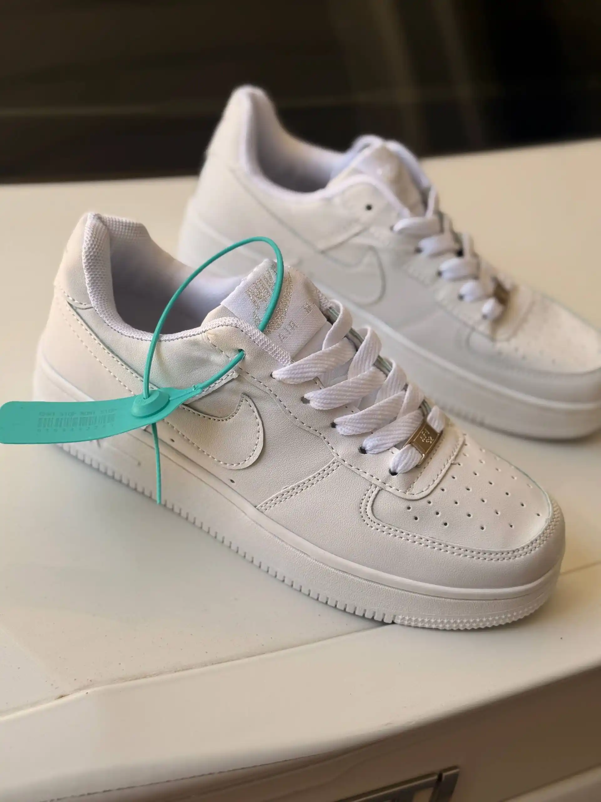 Ayollar va erkaklar uchun Nike Air Force 1 oq klassik krossovkalari