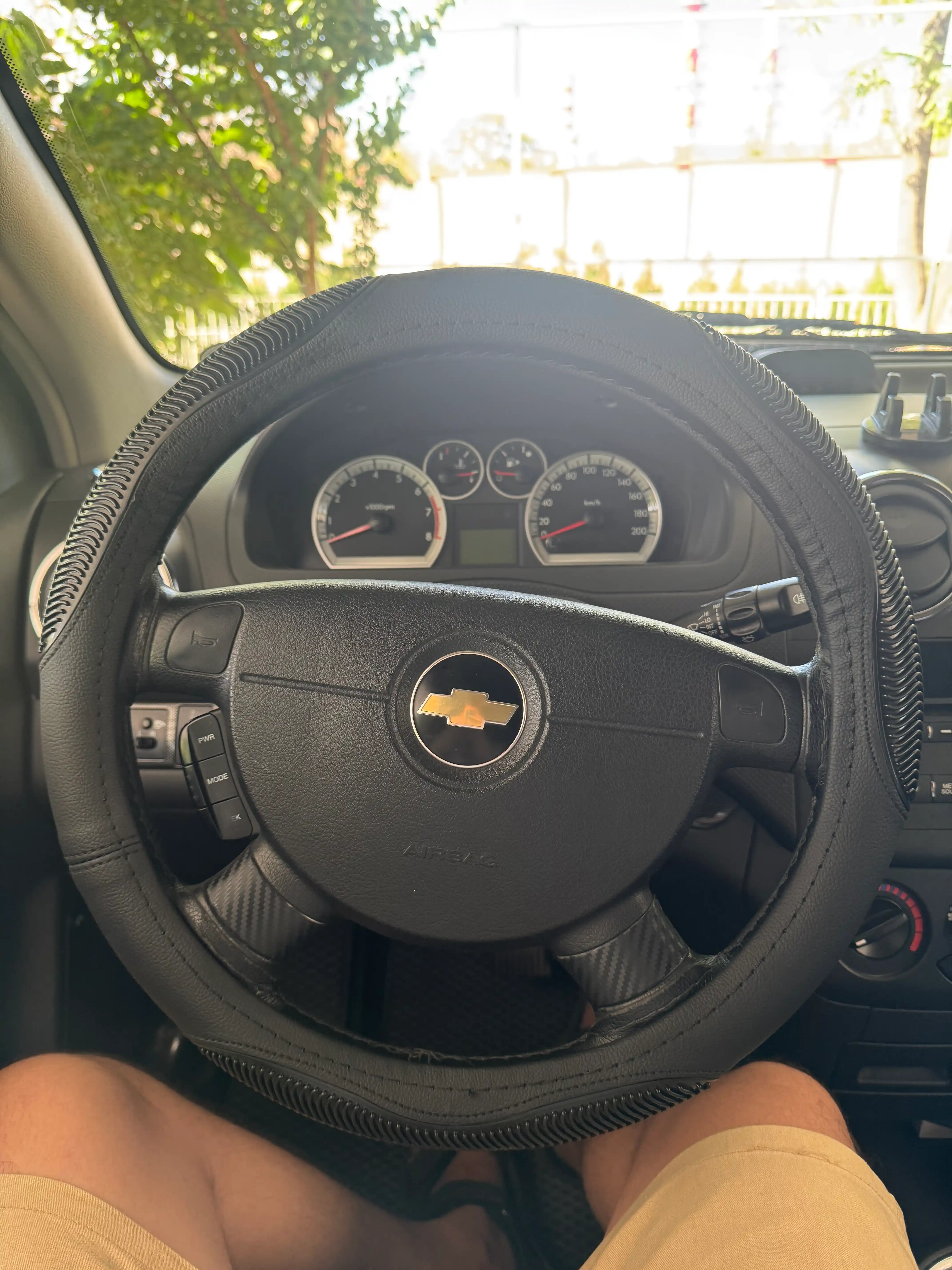 Avtomobil ruli uchun charm g'ilof Kolibri, universal o'lcham 37 - 39 sm
