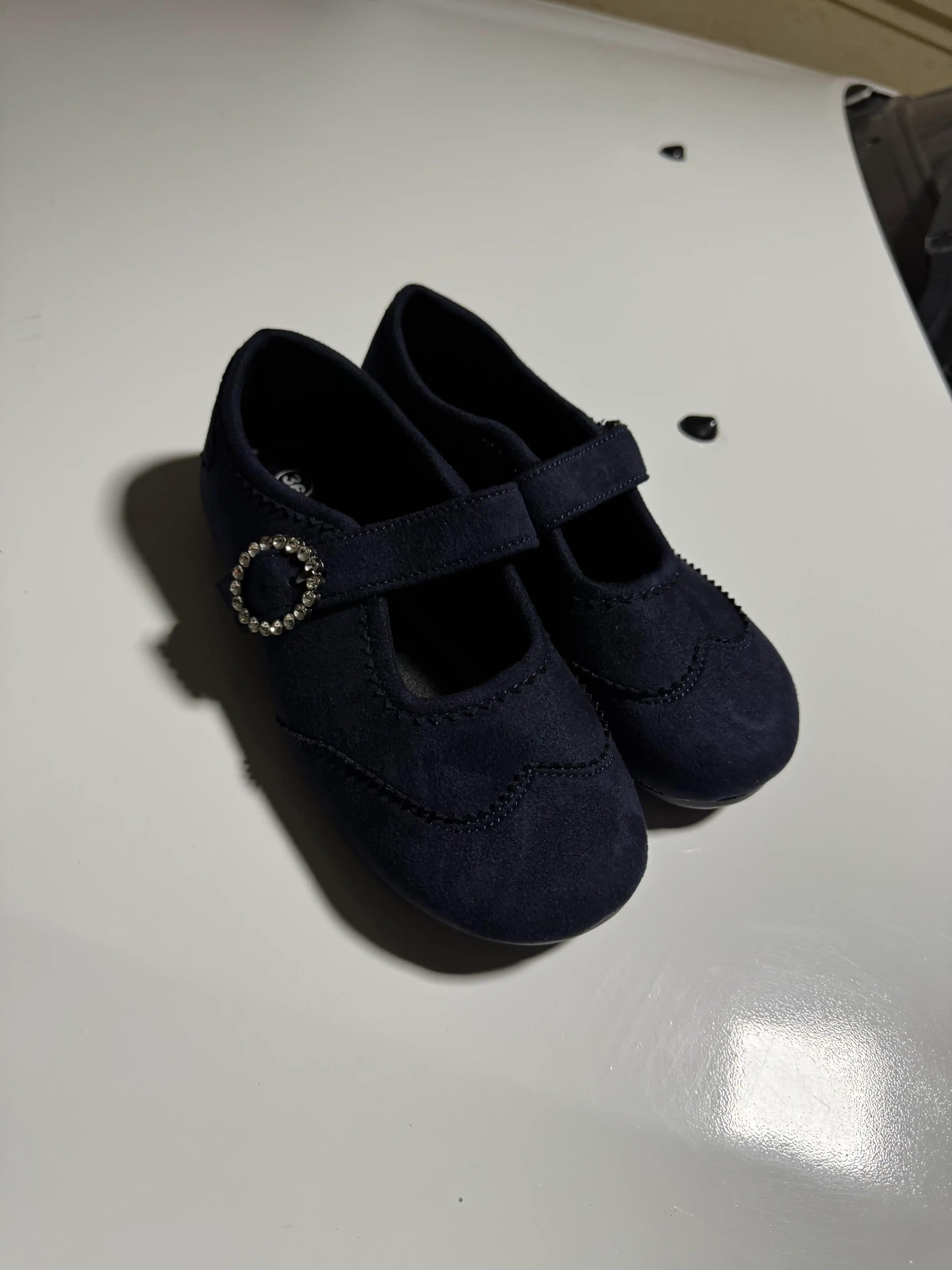 Ayollar uchun zamsh baletka, kamarli, Mary Jane uslubida