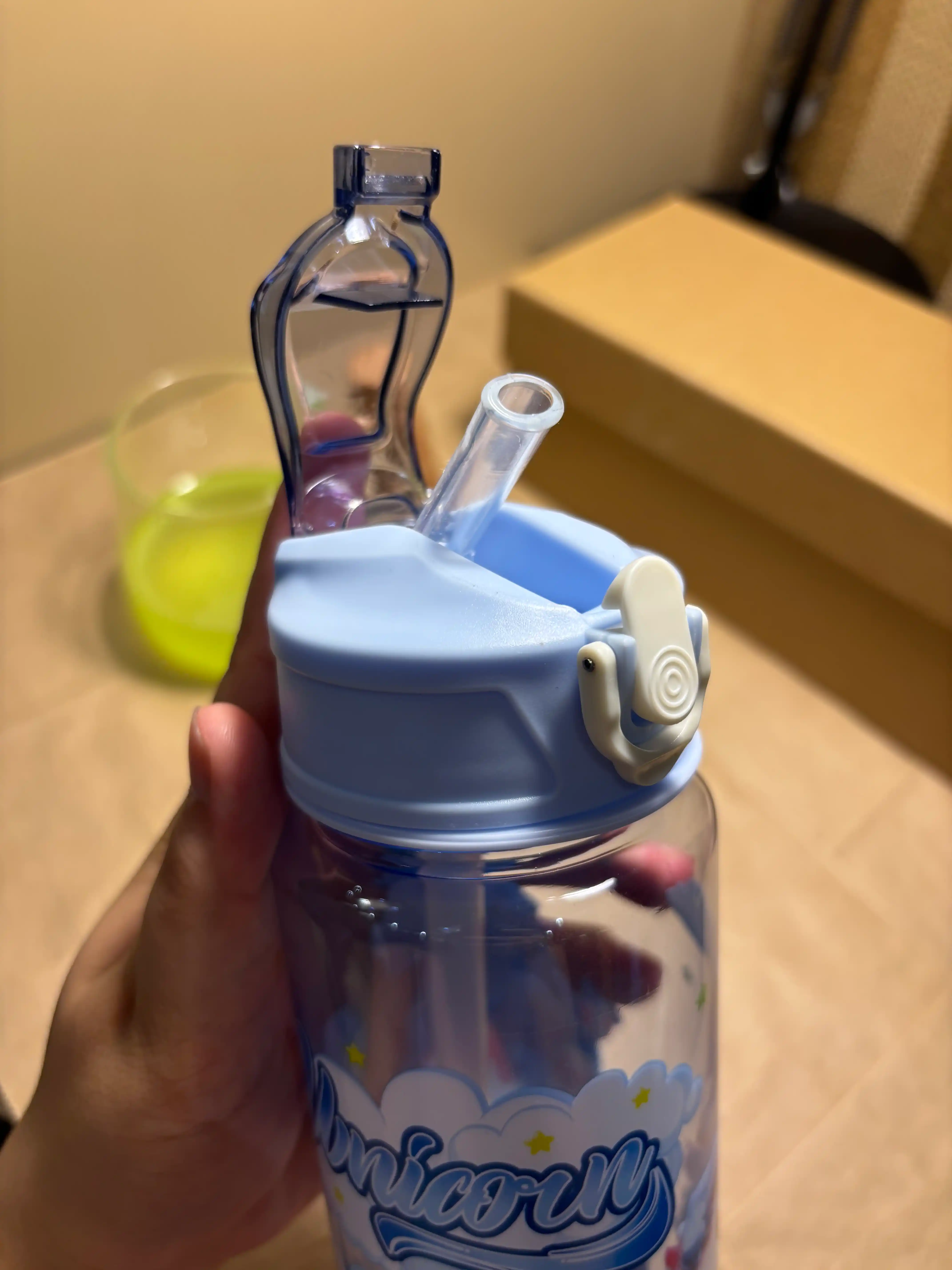 Bolalar uchun suv idish, trubichkali, remenli, 700 ml
