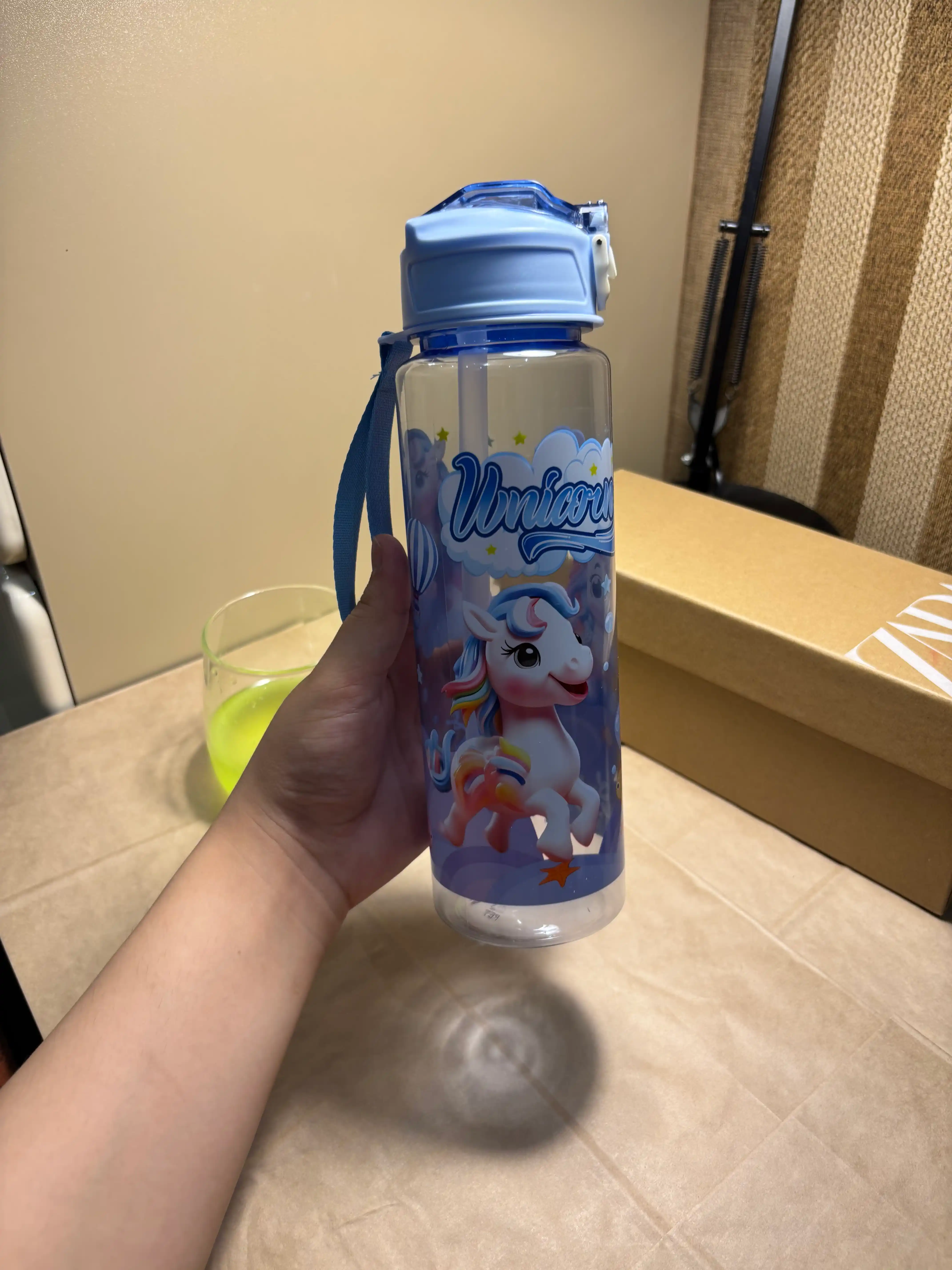 Bolalar uchun suv idish, trubichkali, remenli, 700 ml