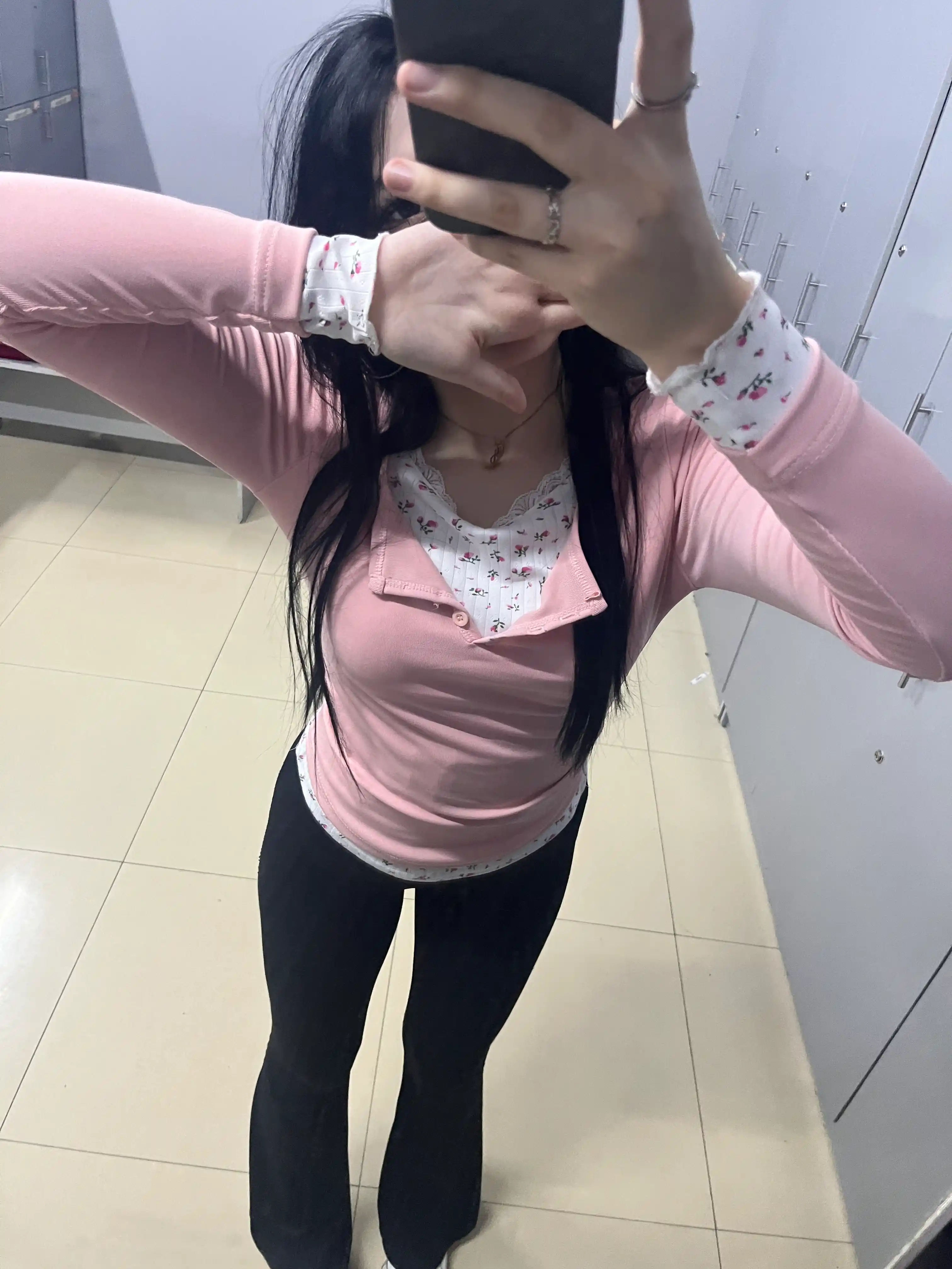 Ayollar koftasi - S-M-L-XL o‘lchamdagi V-o‘yiqli zamonaviy bluzka
