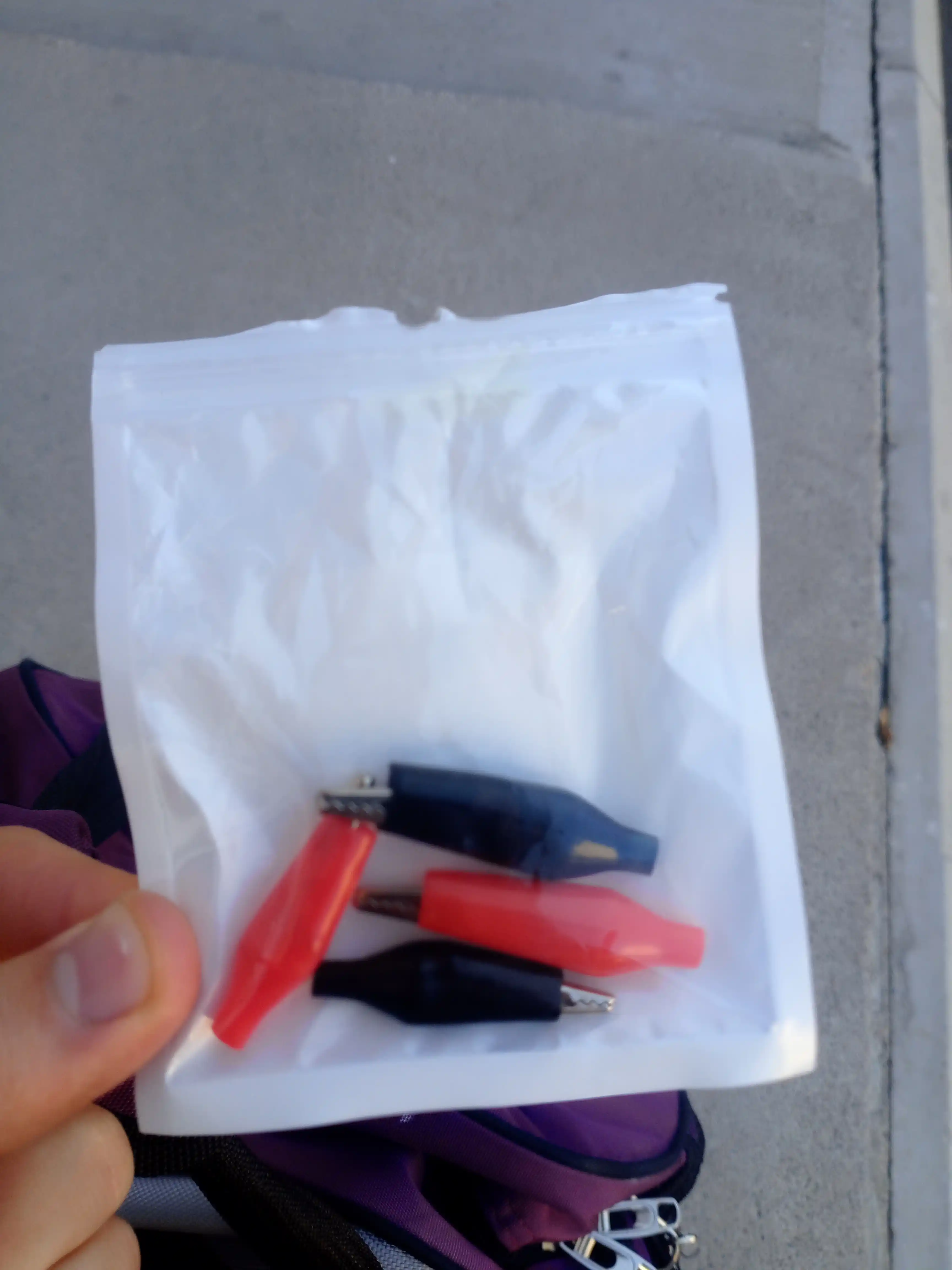 Набор зажимов типа крокодил 22 мм и 28 мм, 2 пары, красные и черные, с изоляцией