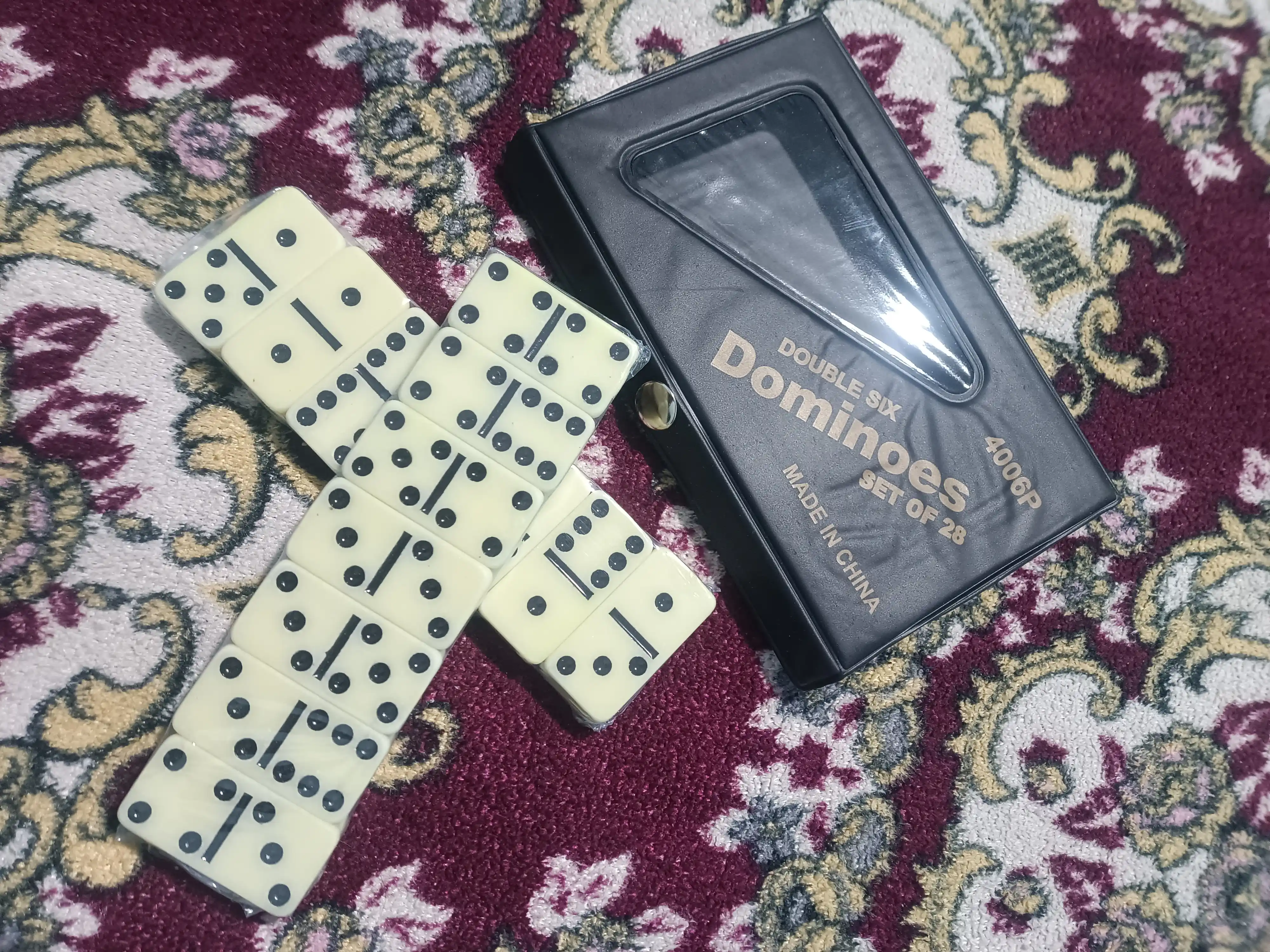 Domino stol o'yini, klassik o'yin, kattalar va bolalar uchun