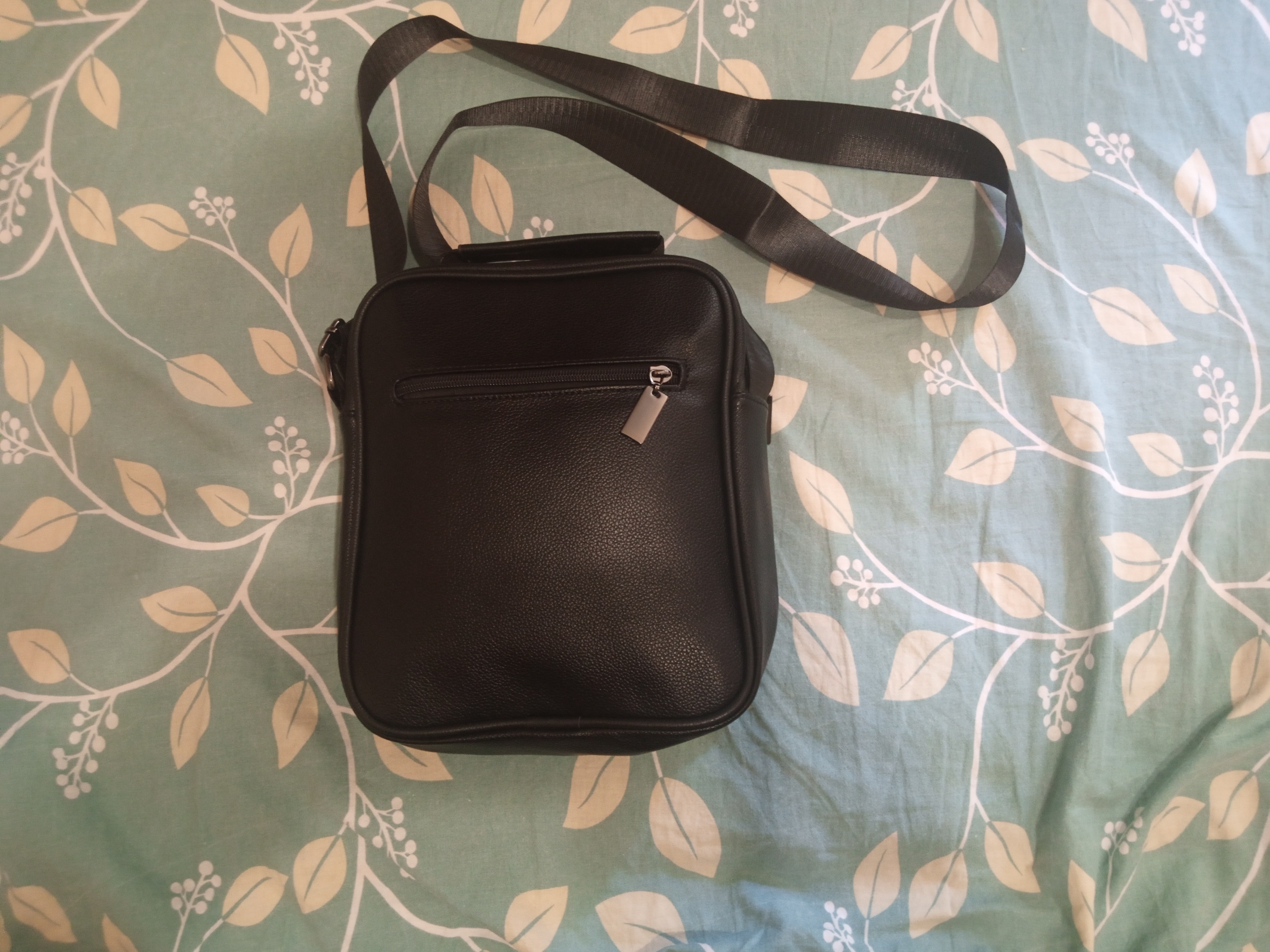 Erkaklar uchun barsetka sumka, yelka orqali, eko charmdan, o‘lchami 26x22 sm