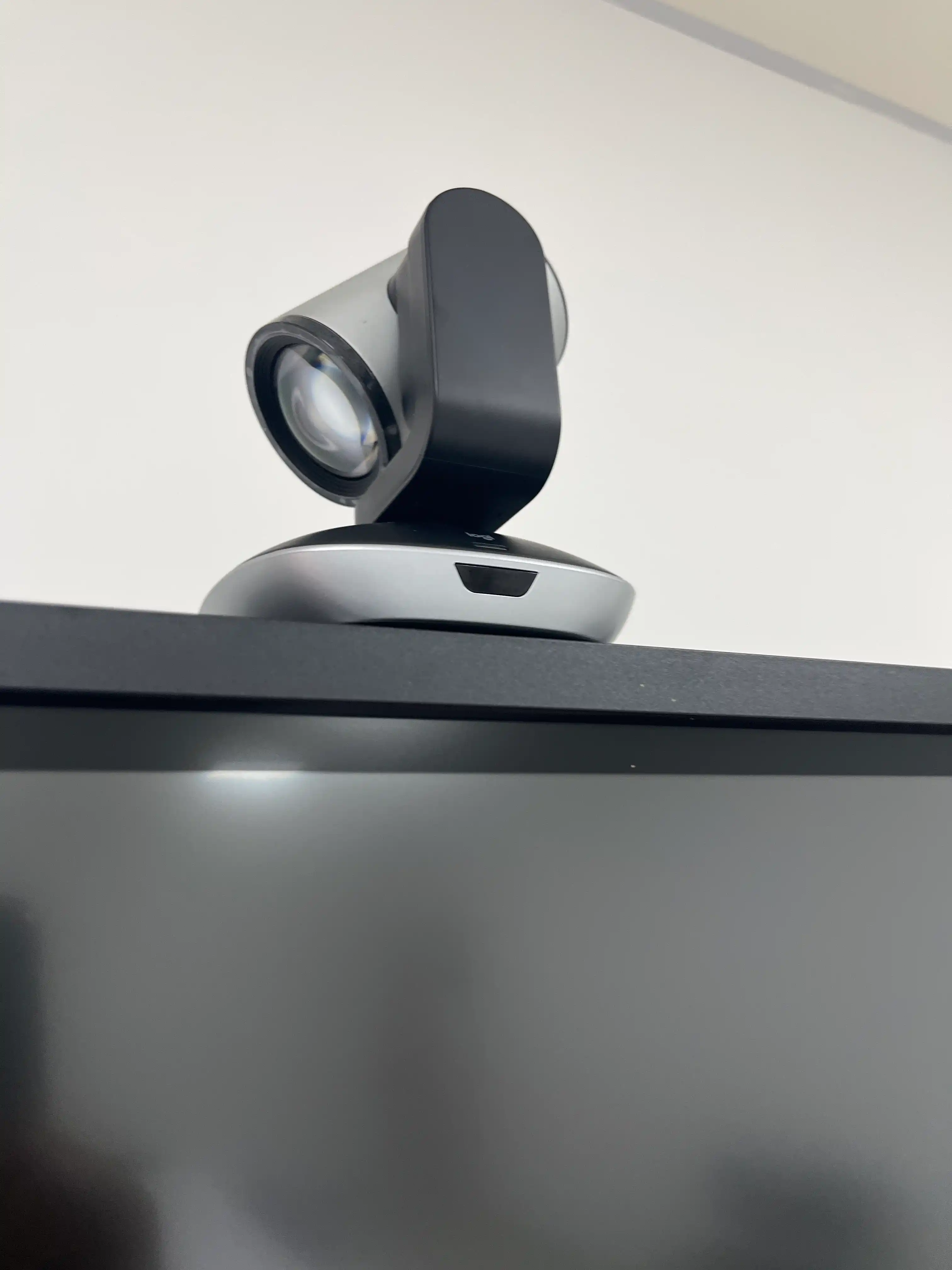 Logitech PTZ PRO 2  веб-камера класса PTZ для средних и больших переговорных комнат