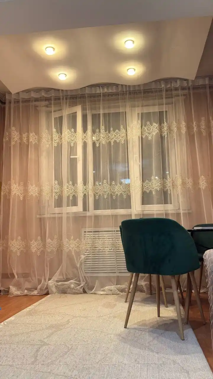 Oq kashtali tyul parda, zal, mehmonxona va yotoqxona uchun, 1 dona,  bo'yi 280 sm