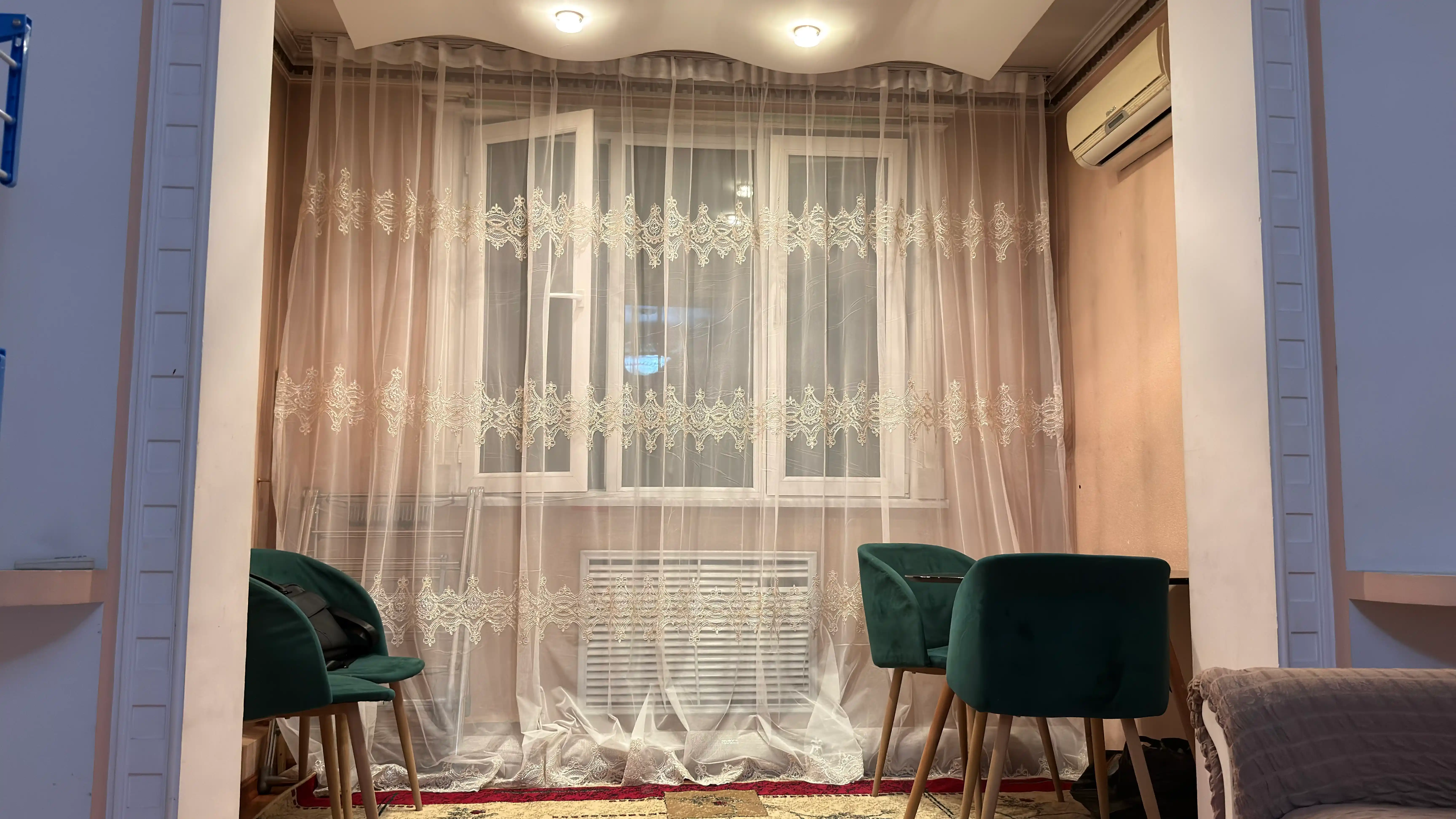 Oq kashtali tyul parda, zal, mehmonxona va yotoqxona uchun, 1 dona,  bo'yi 280 sm
