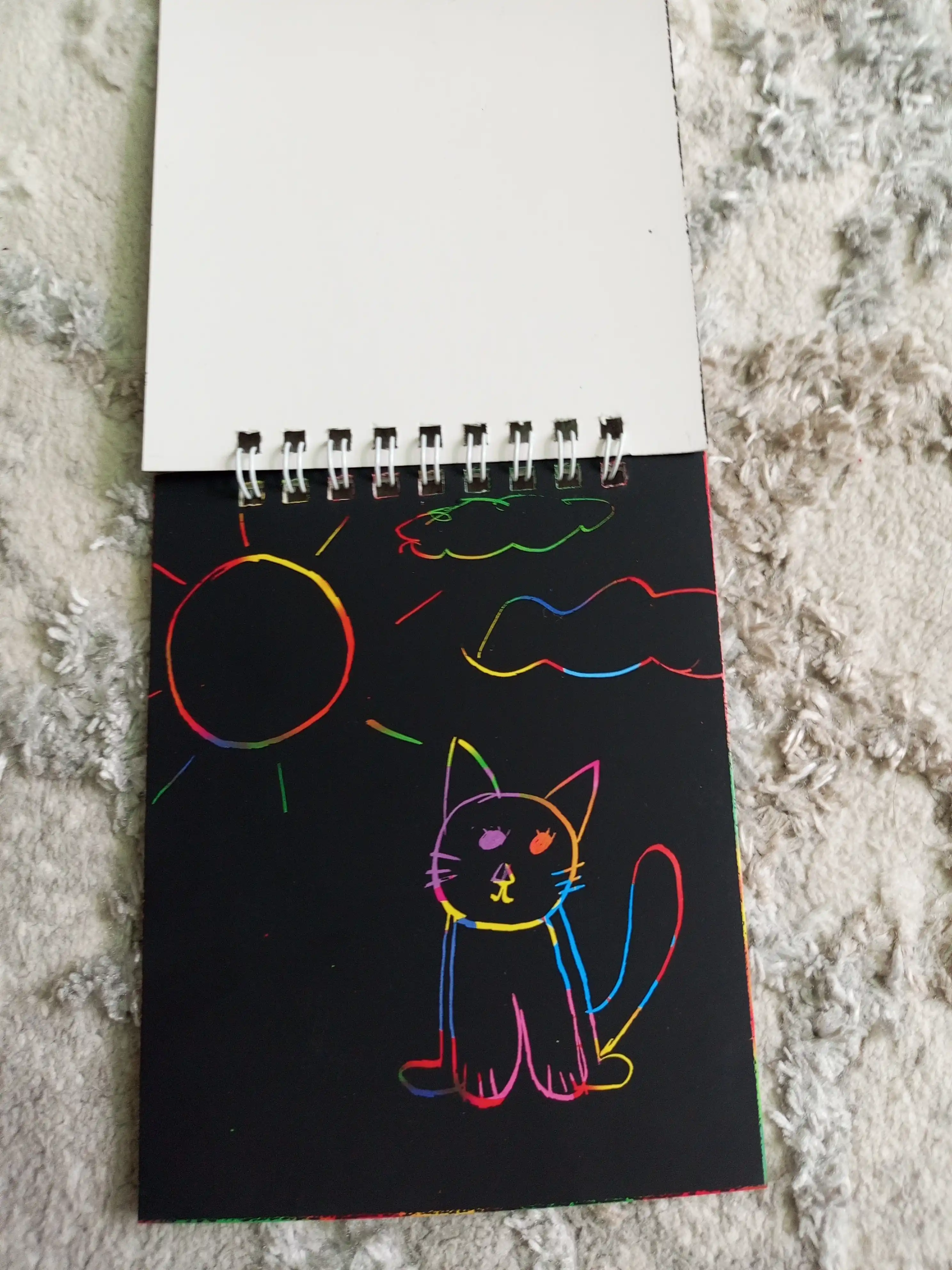 Qora sketchbuk, oq va tilla ruchkasi bilan birga, sketchbuk