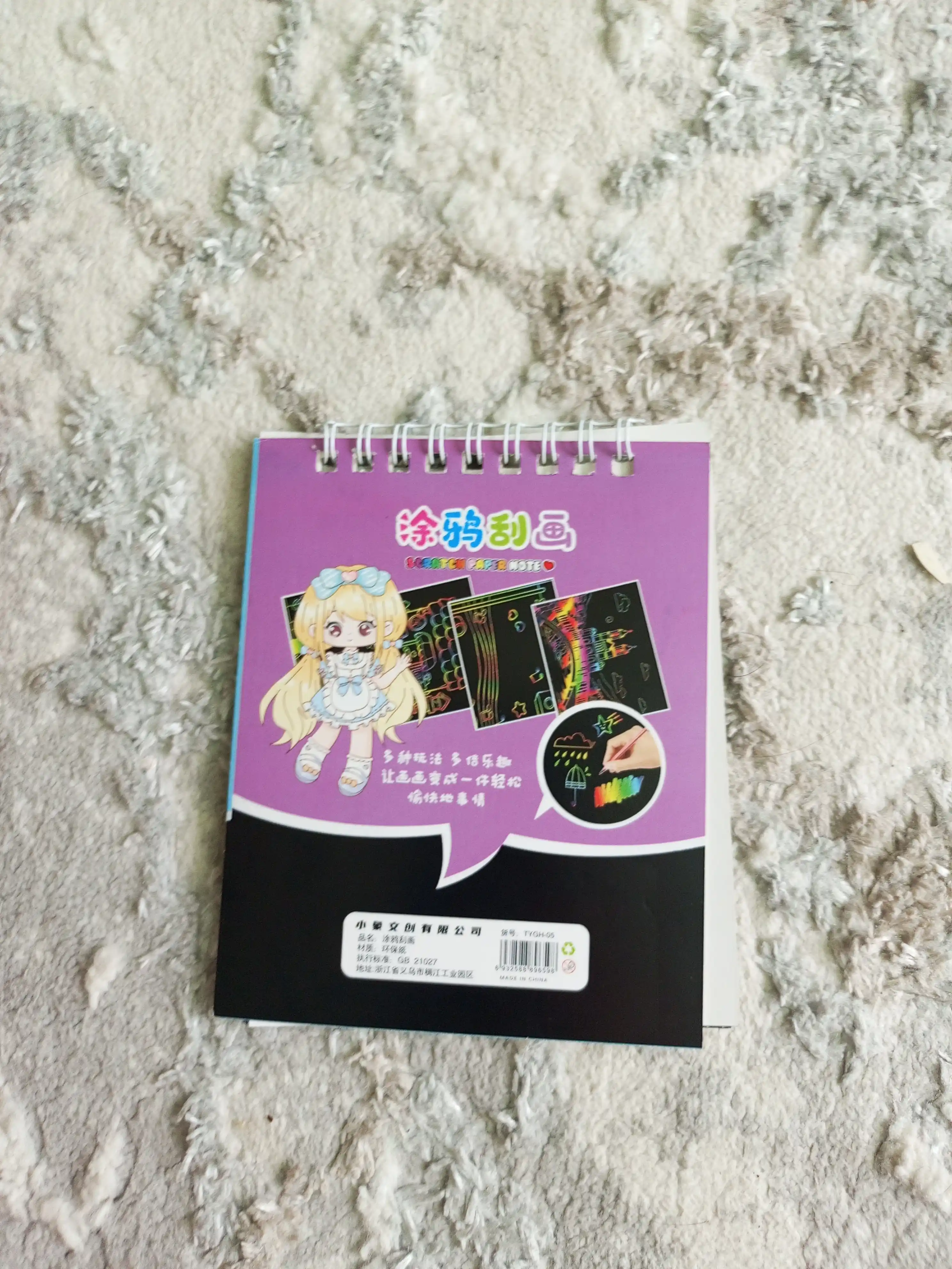 Qora sketchbuk, oq va tilla ruchkasi bilan birga, sketchbuk